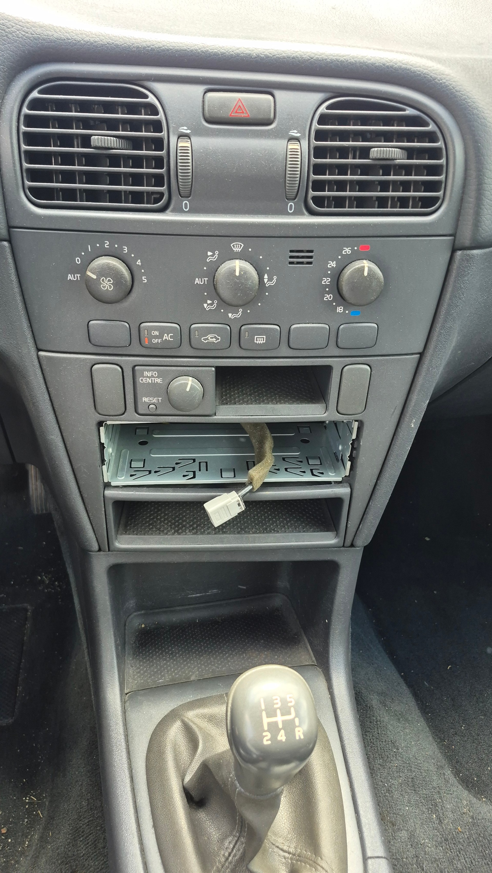 VOLVO V40 2.0T-image-9