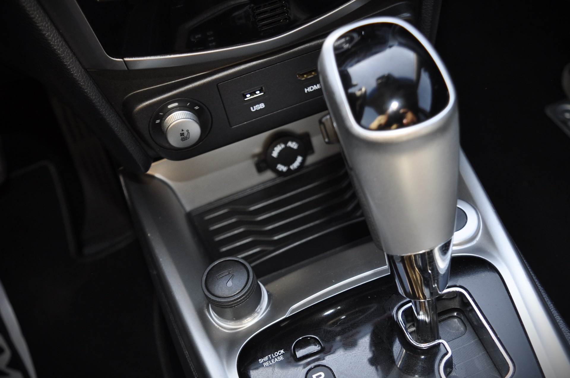KGM-SsangYong Tivoli 1.6 e-XGi Sapphire 4WD Automatic-image-11