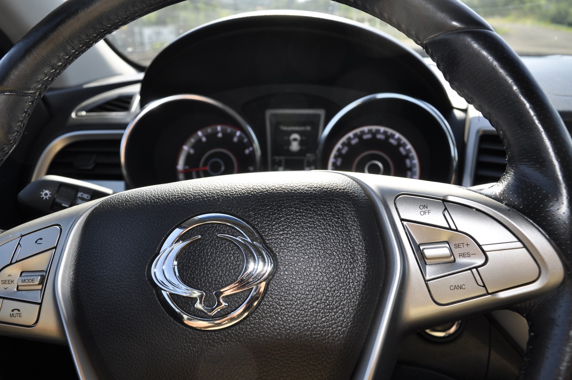 KGM-SsangYong Tivoli 1.6 e-XGi Sapphire 4WD Automatic-image-13