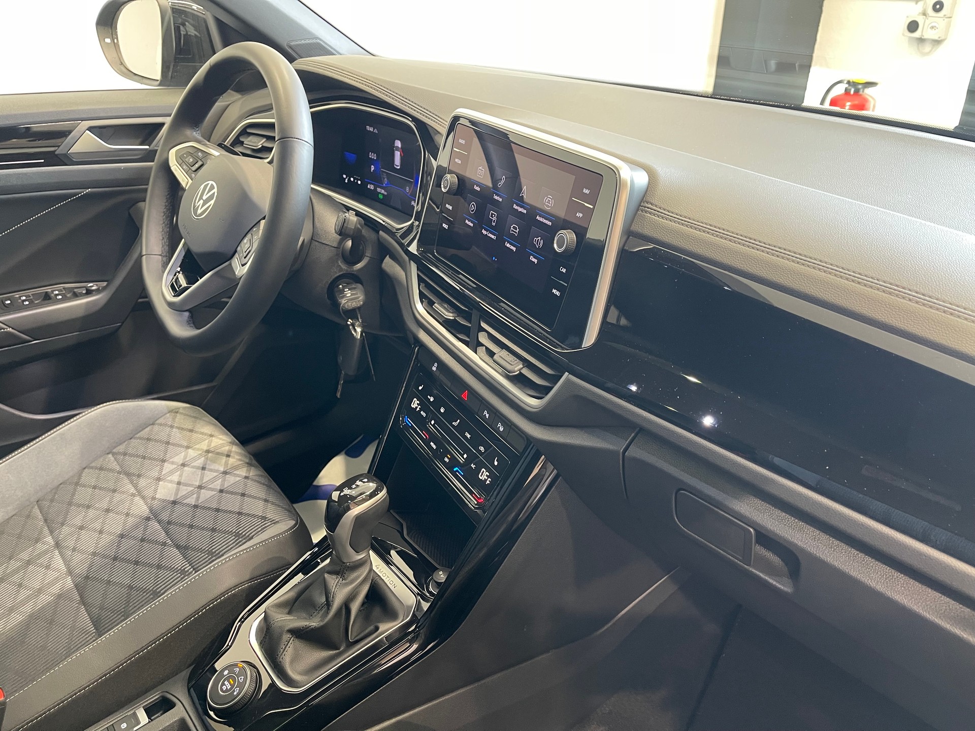 VW T-Roc 2.0 TSI R-Line DSG 4Motion-image-6