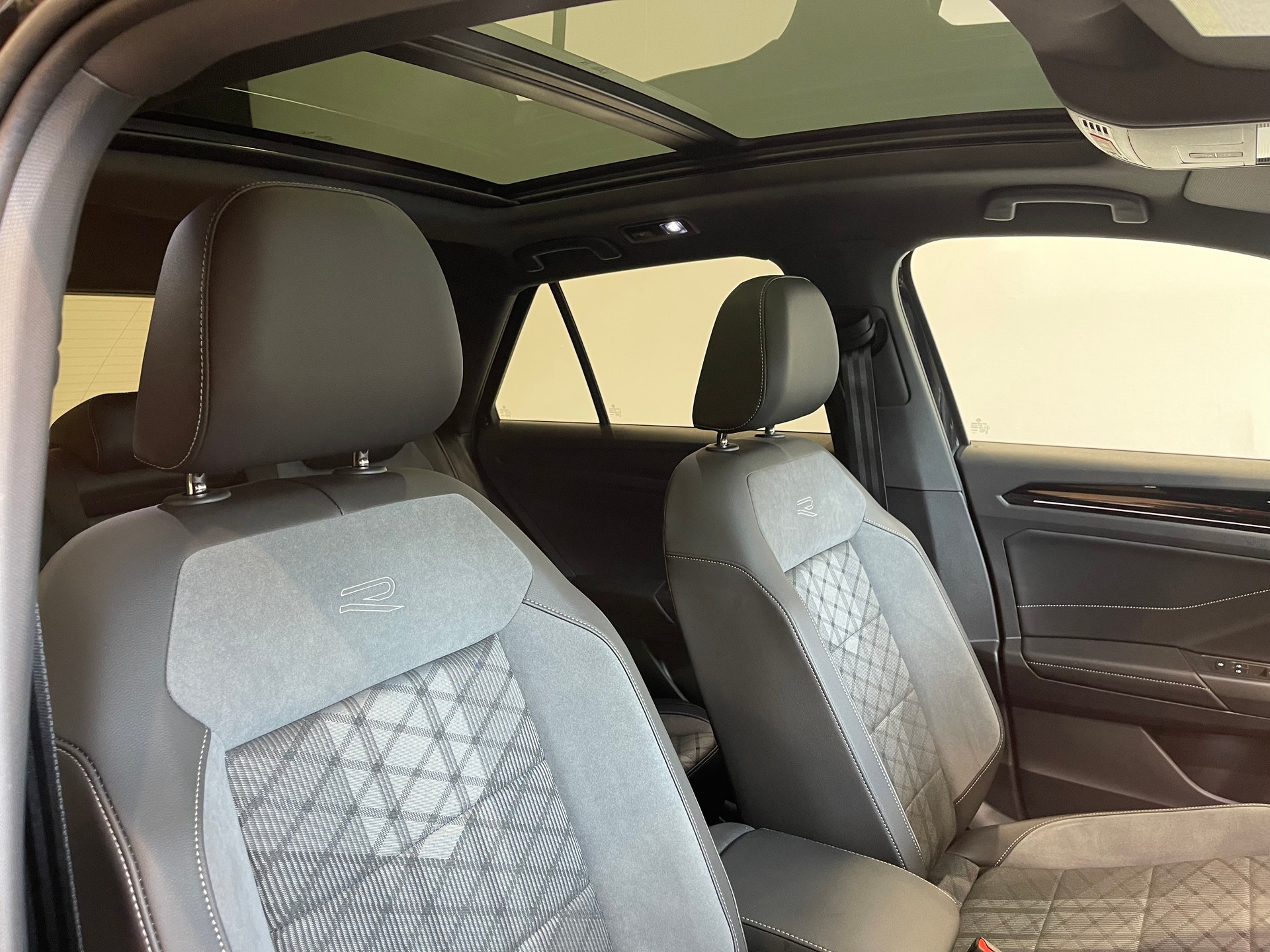VW T-Roc 2.0 TSI R-Line DSG 4Motion-image-18