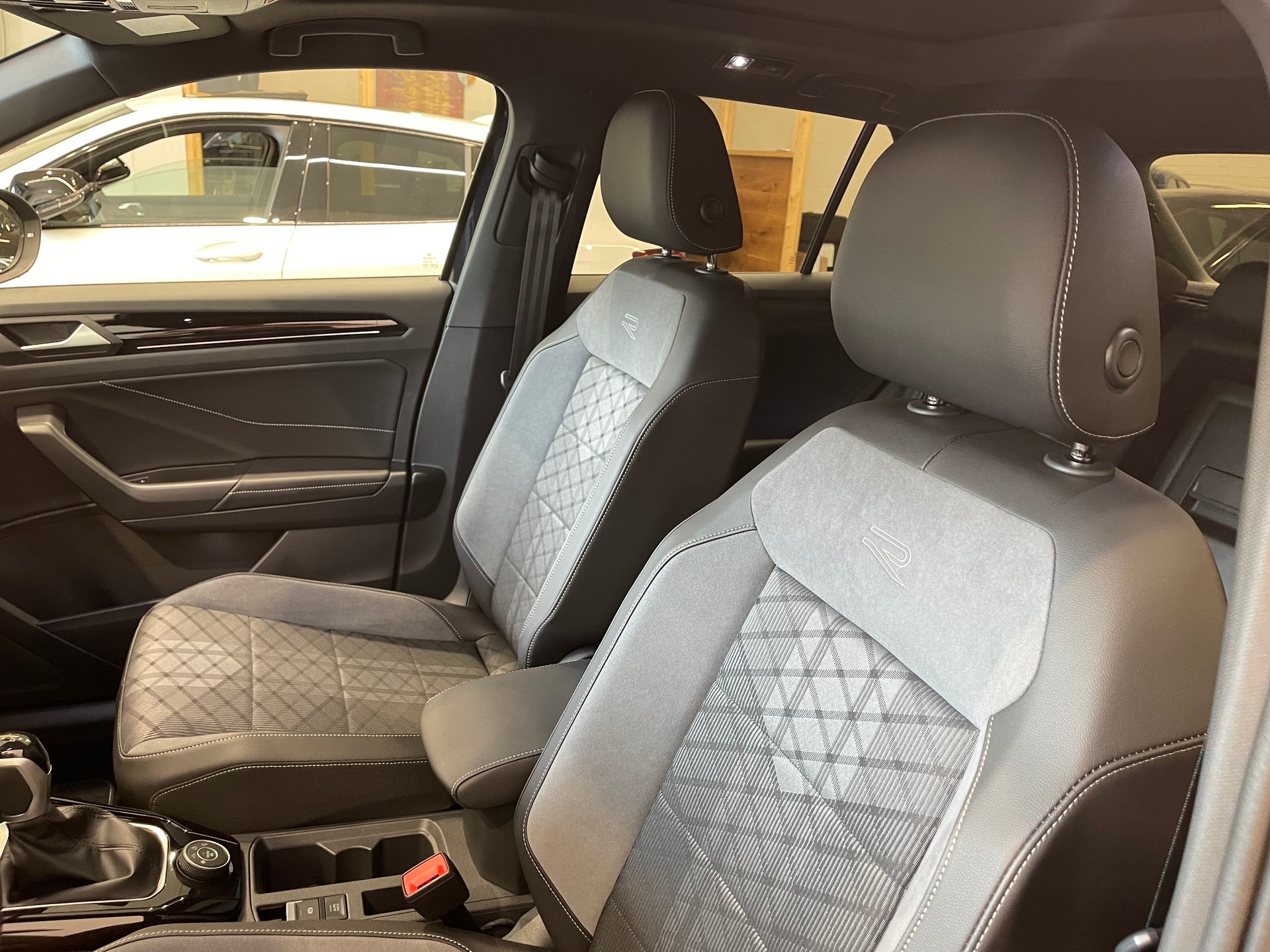 VW T-Roc 2.0 TSI R-Line DSG 4Motion-image-14