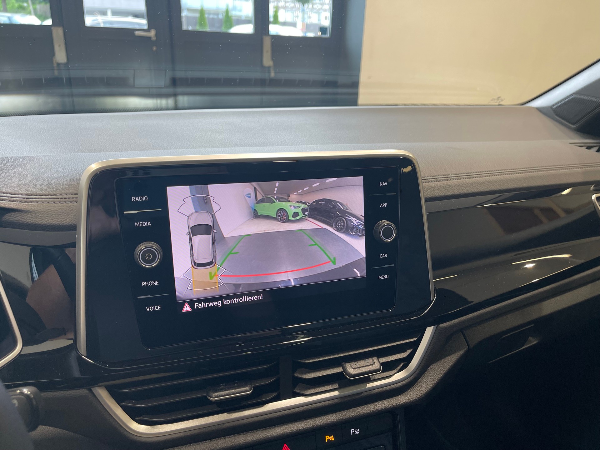 VW T-Roc 2.0 TSI R-Line DSG 4Motion-image-11