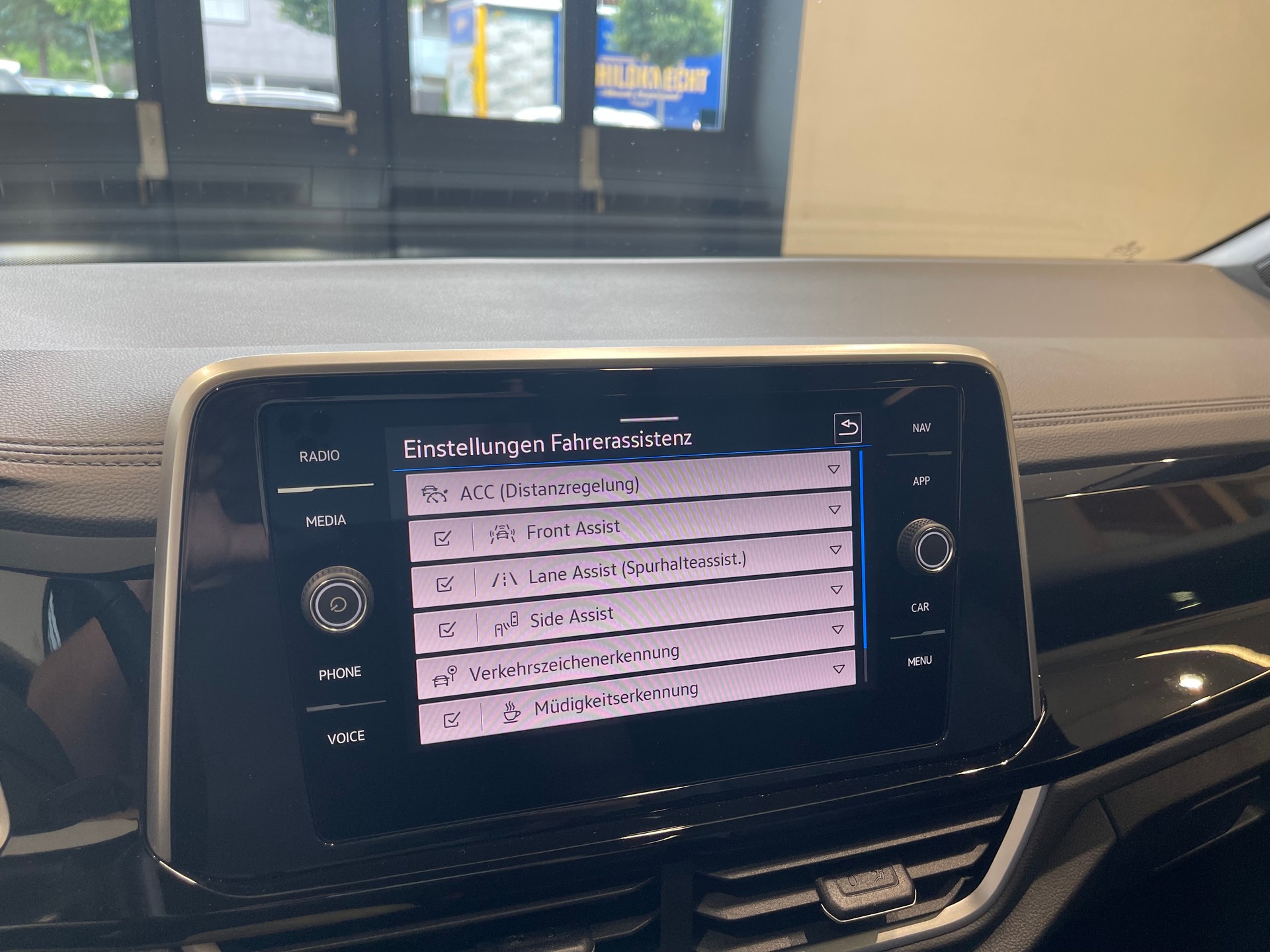 VW T-Roc 2.0 TSI R-Line DSG 4Motion-image-9