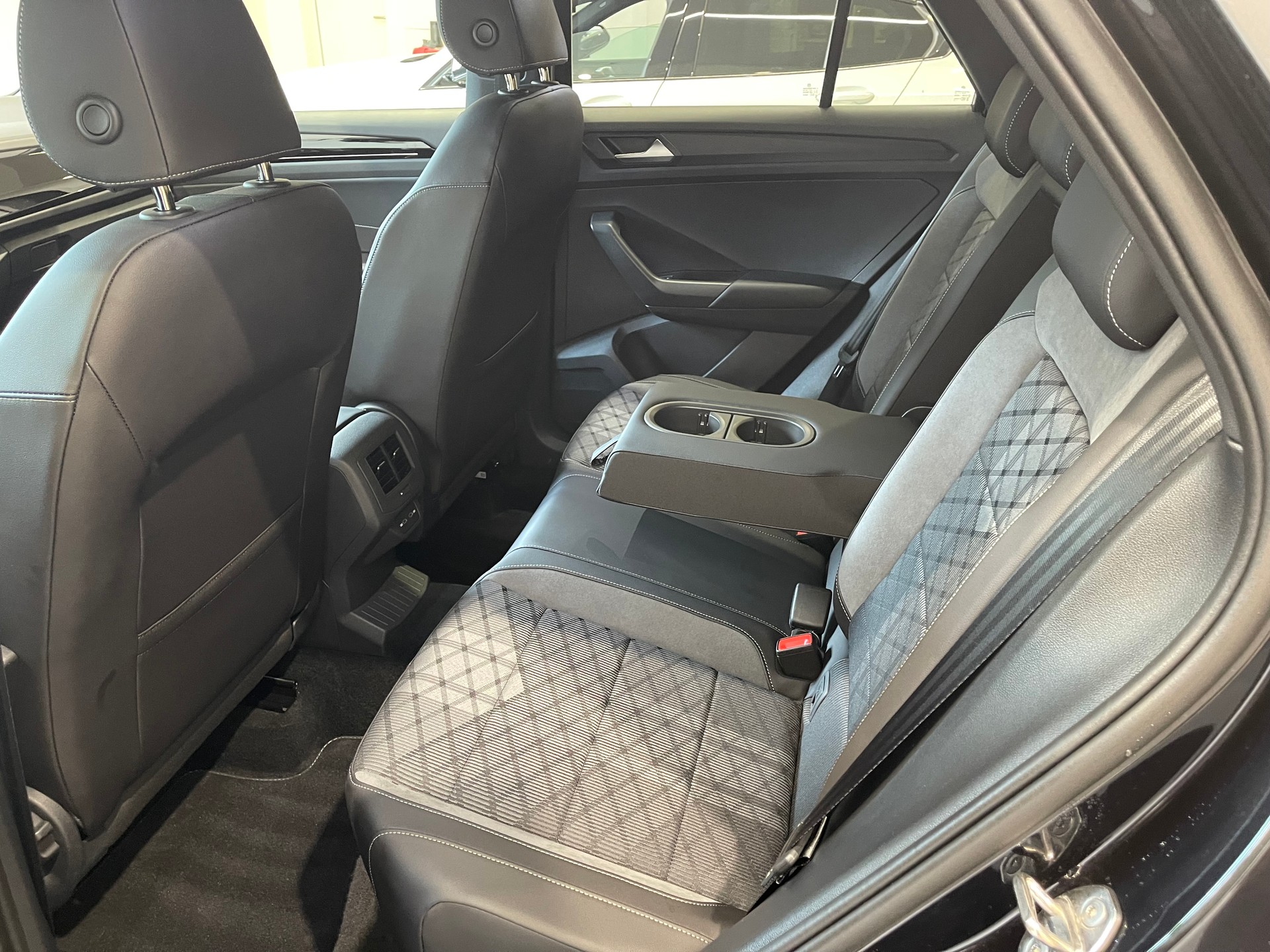 VW T-Roc 2.0 TSI R-Line DSG 4Motion-image-16