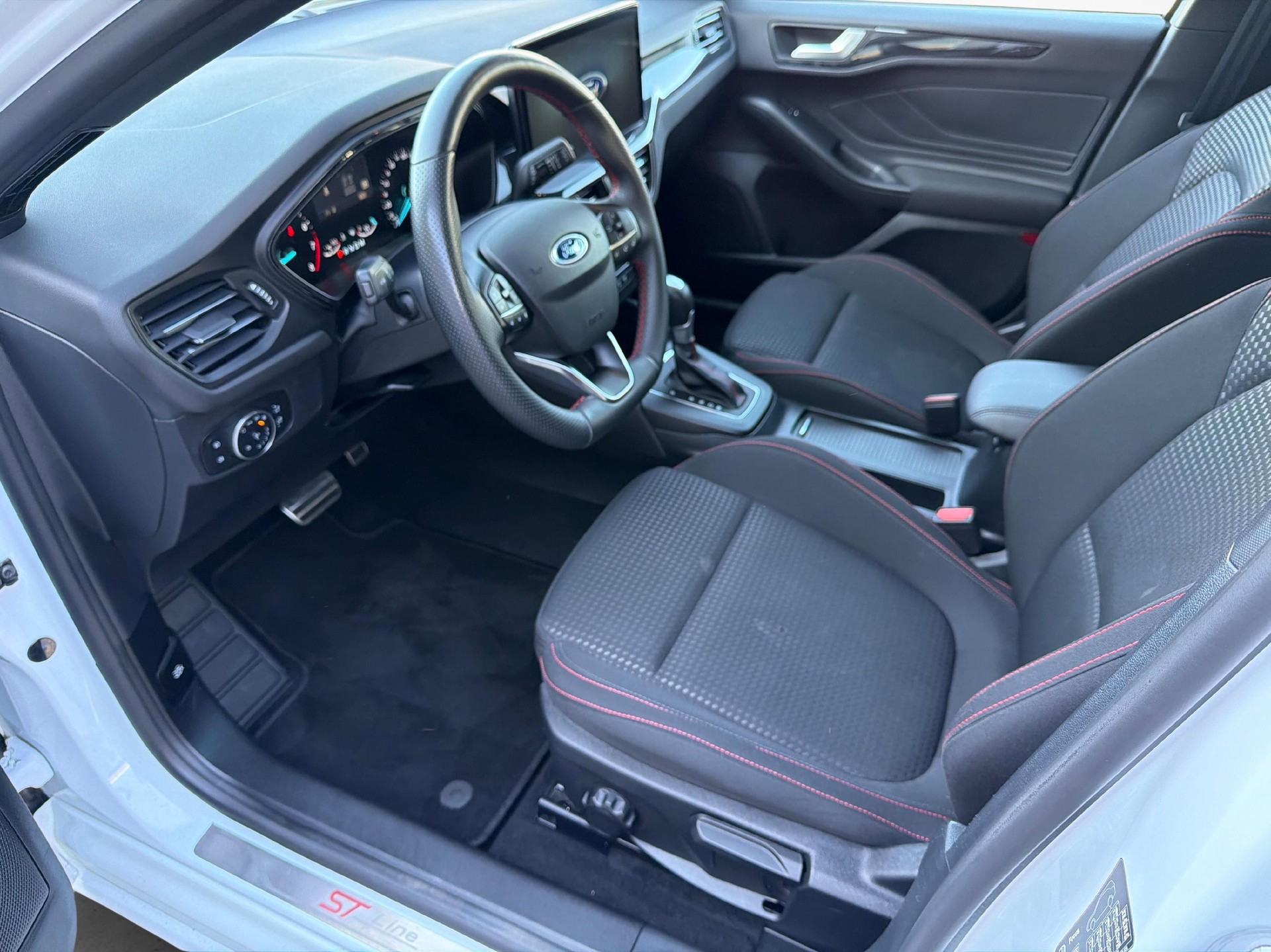 FORD Focus 1.0i EcoB Hybrid 125 ST-Line-image-8