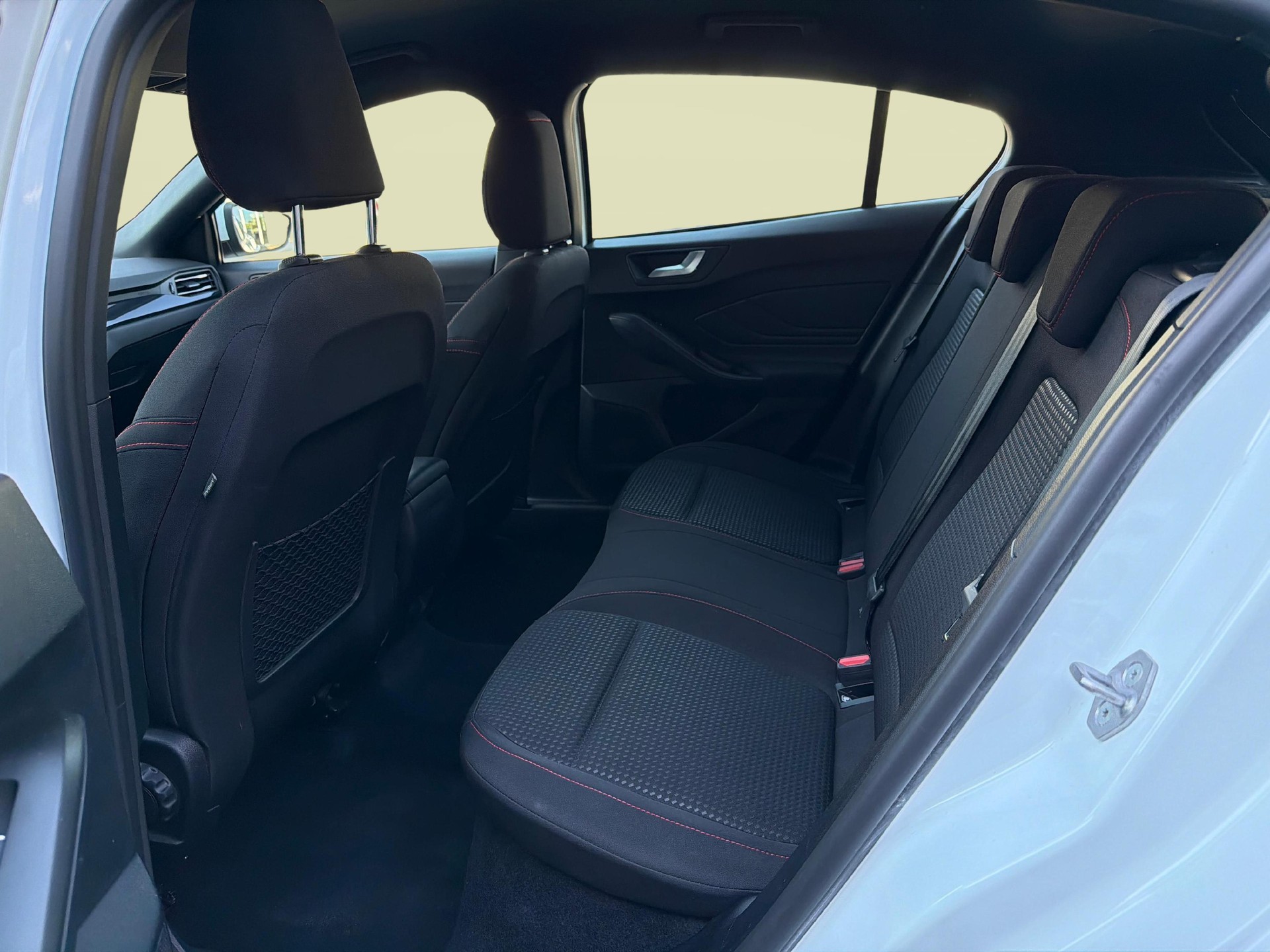 FORD Focus 1.0i EcoB Hybrid 125 ST-Line-image-17
