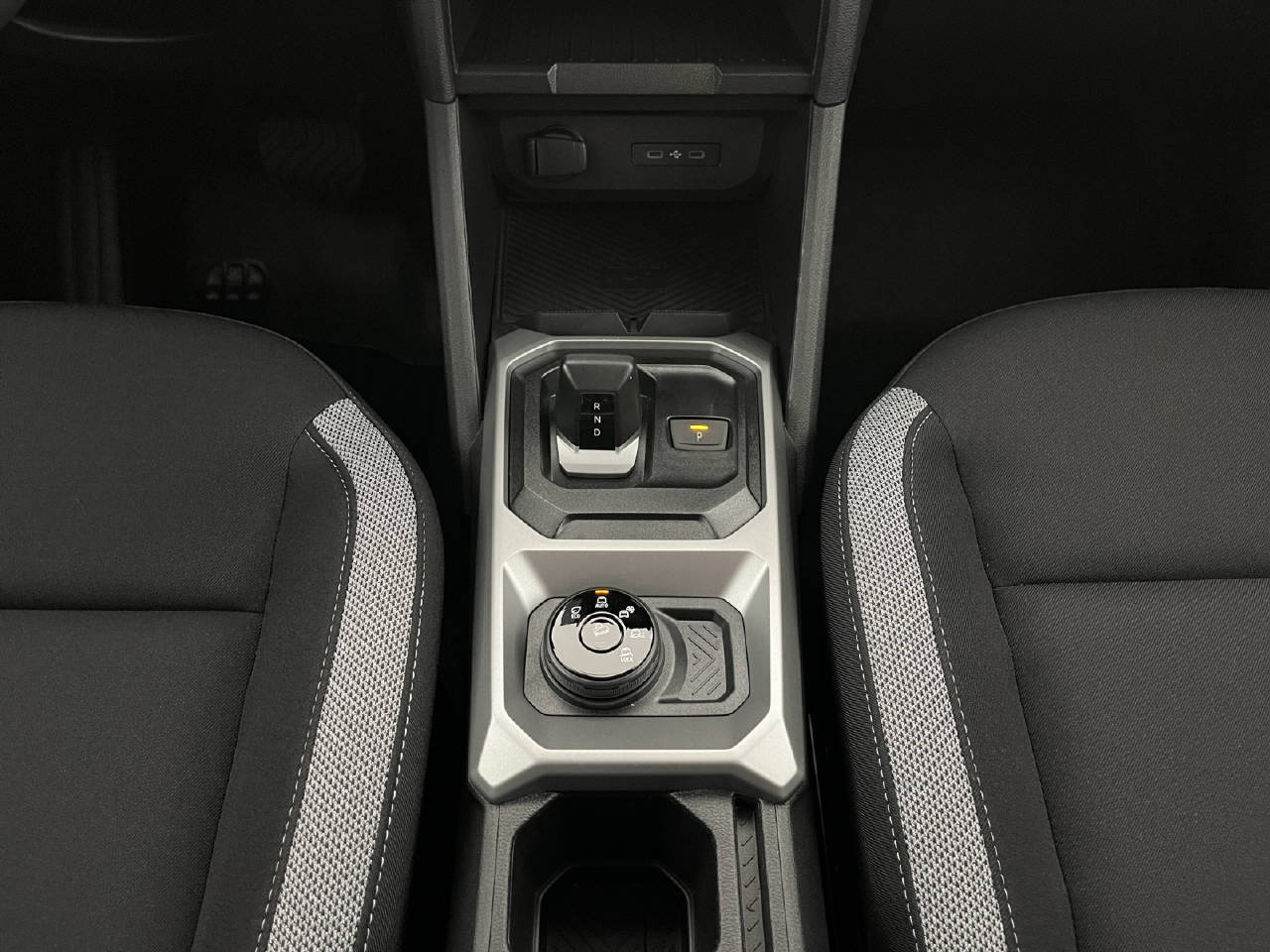 DACIA Duster 1.2 Hybrid Journey 4WD-image-13