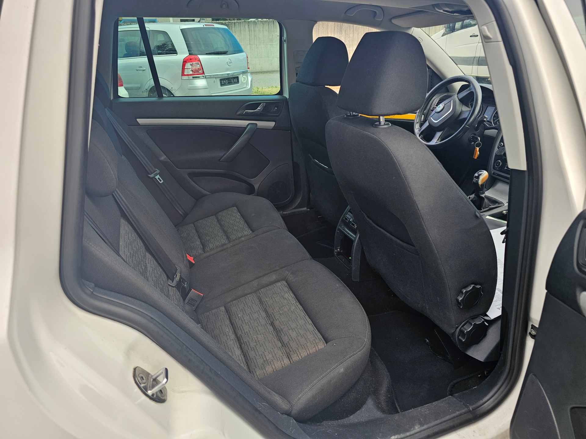 SKODA Octavia Combi 1.8 TSI Ambition 4x4-image-10