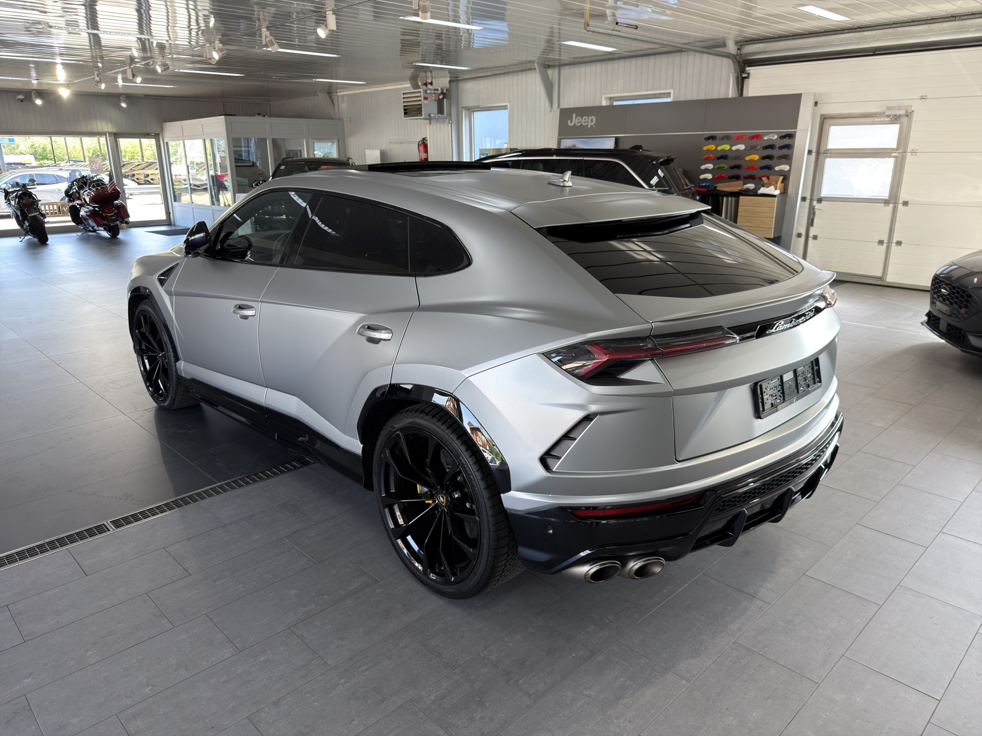 LAMBORGHINI Urus-image-16