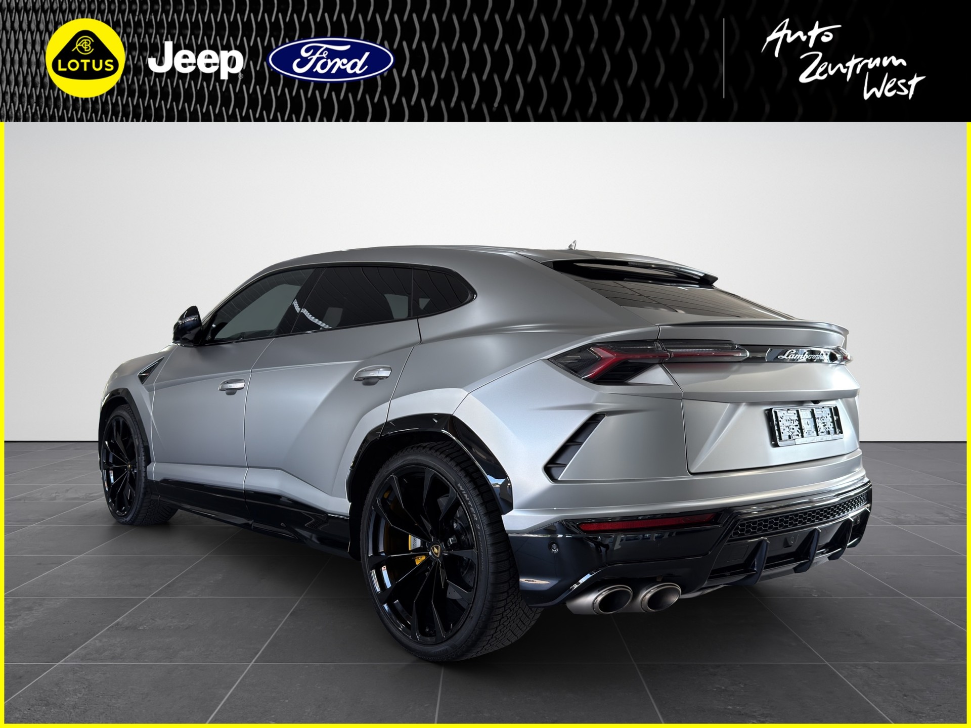 LAMBORGHINI Urus-showroom-element-2