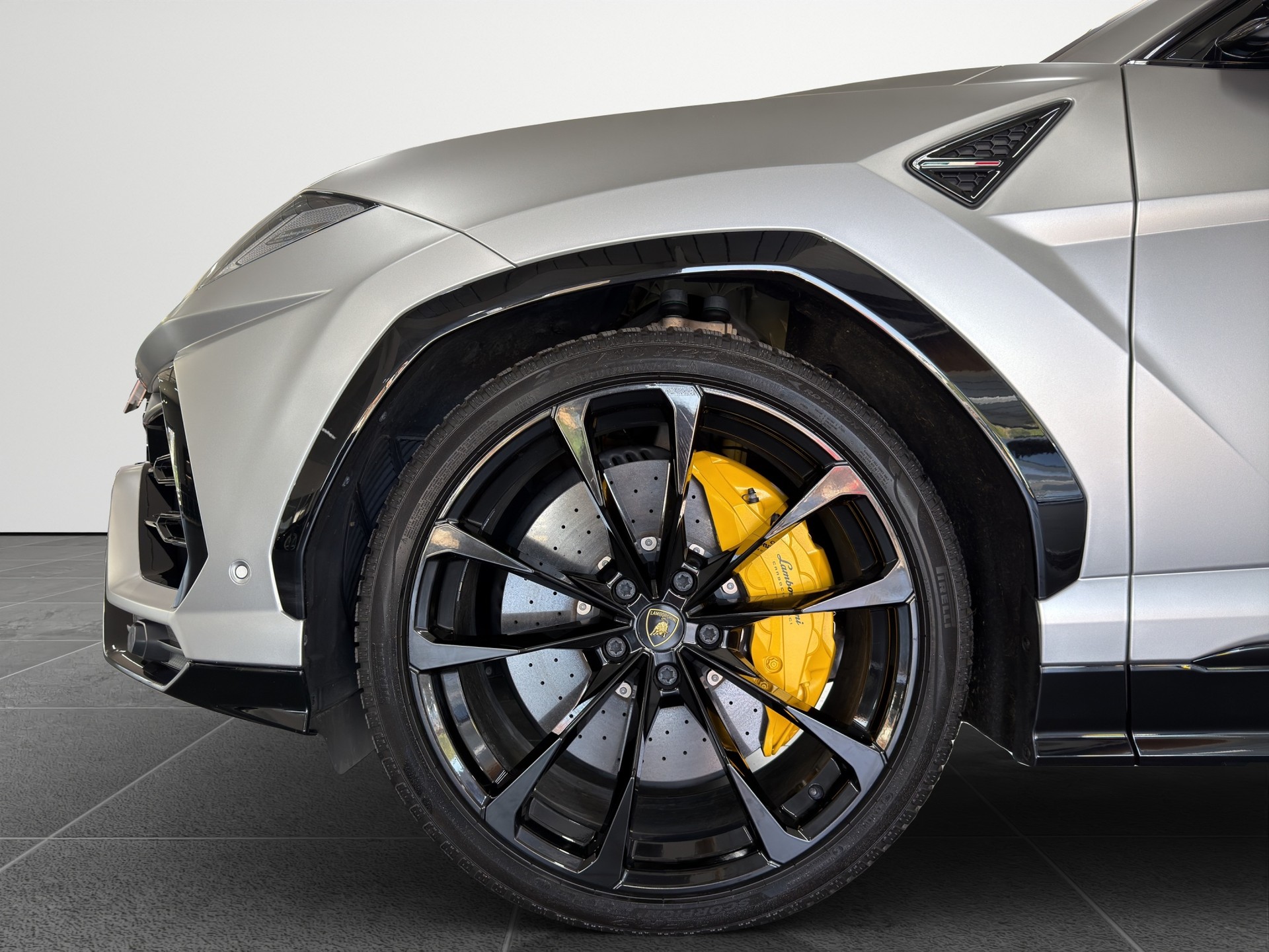 LAMBORGHINI Urus-image-17