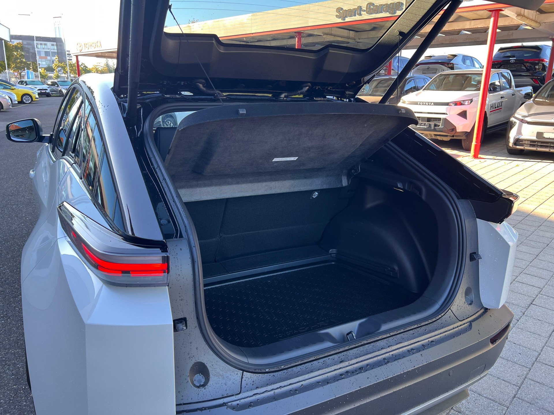 TOYOTA C-HR+ Premium AWD-image-6