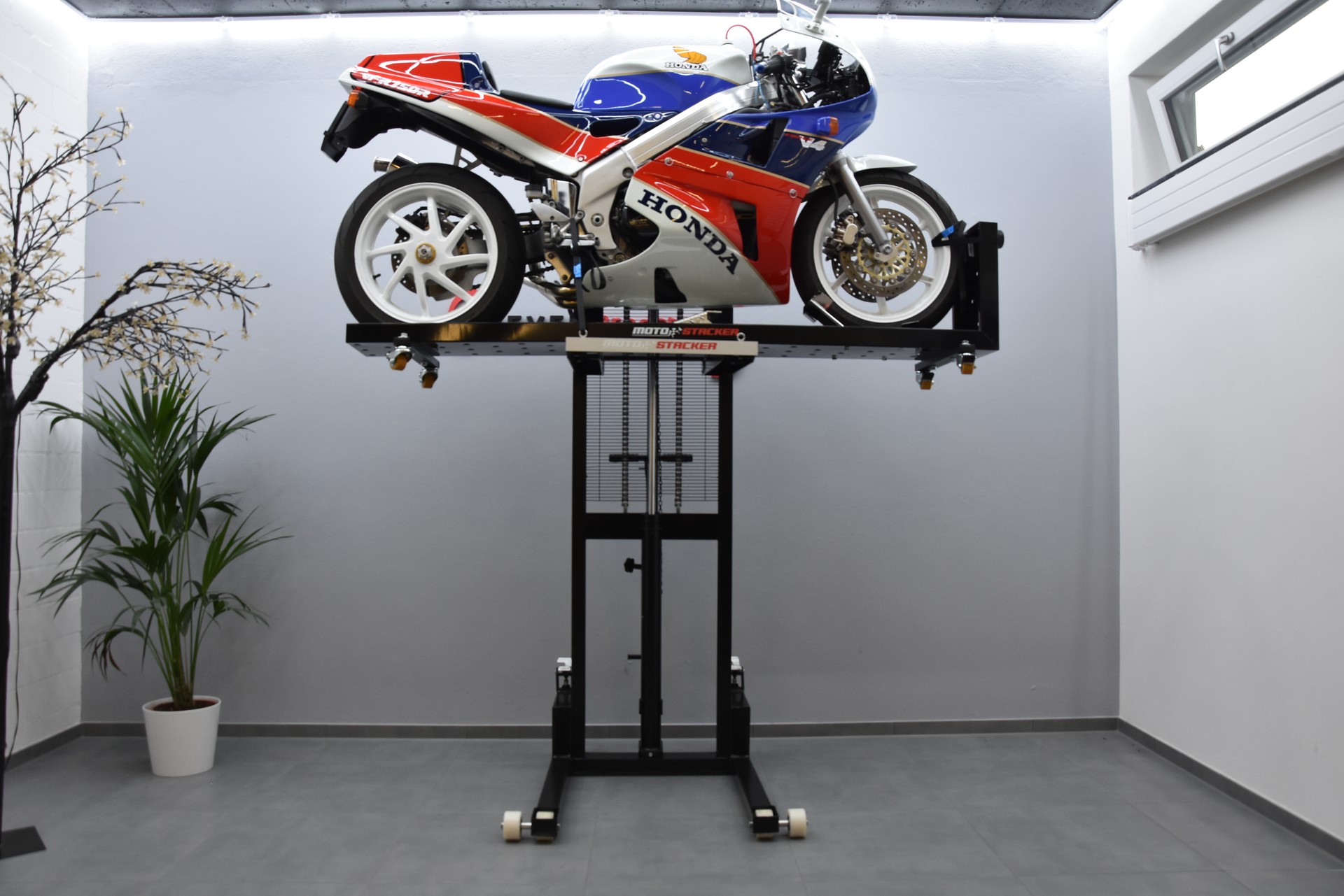 HONDA VFR 750 F R-V RC 30 Replica-image-13
