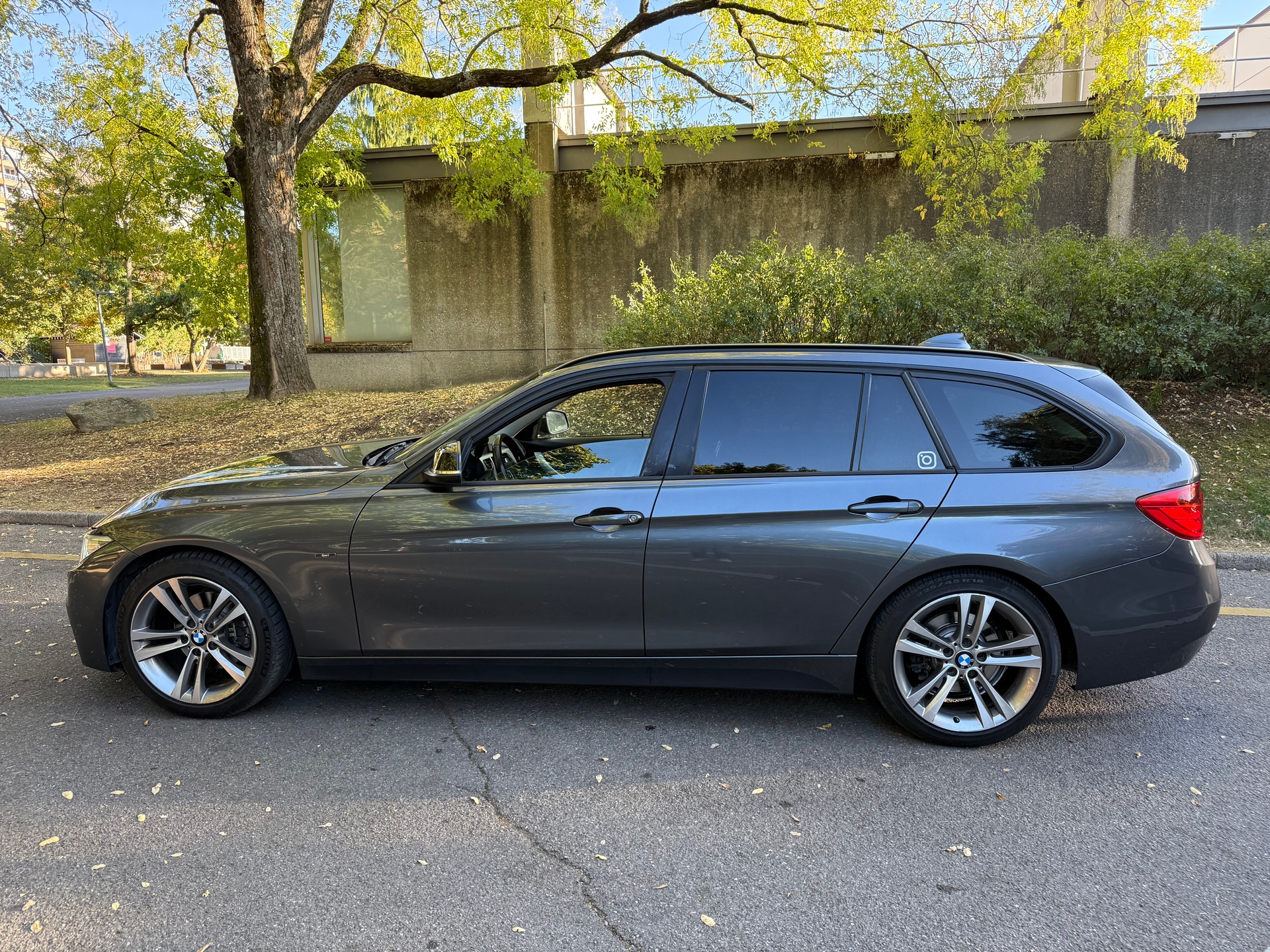 BMW 320d Touring Luxury Line Steptronic-showroom-element-1