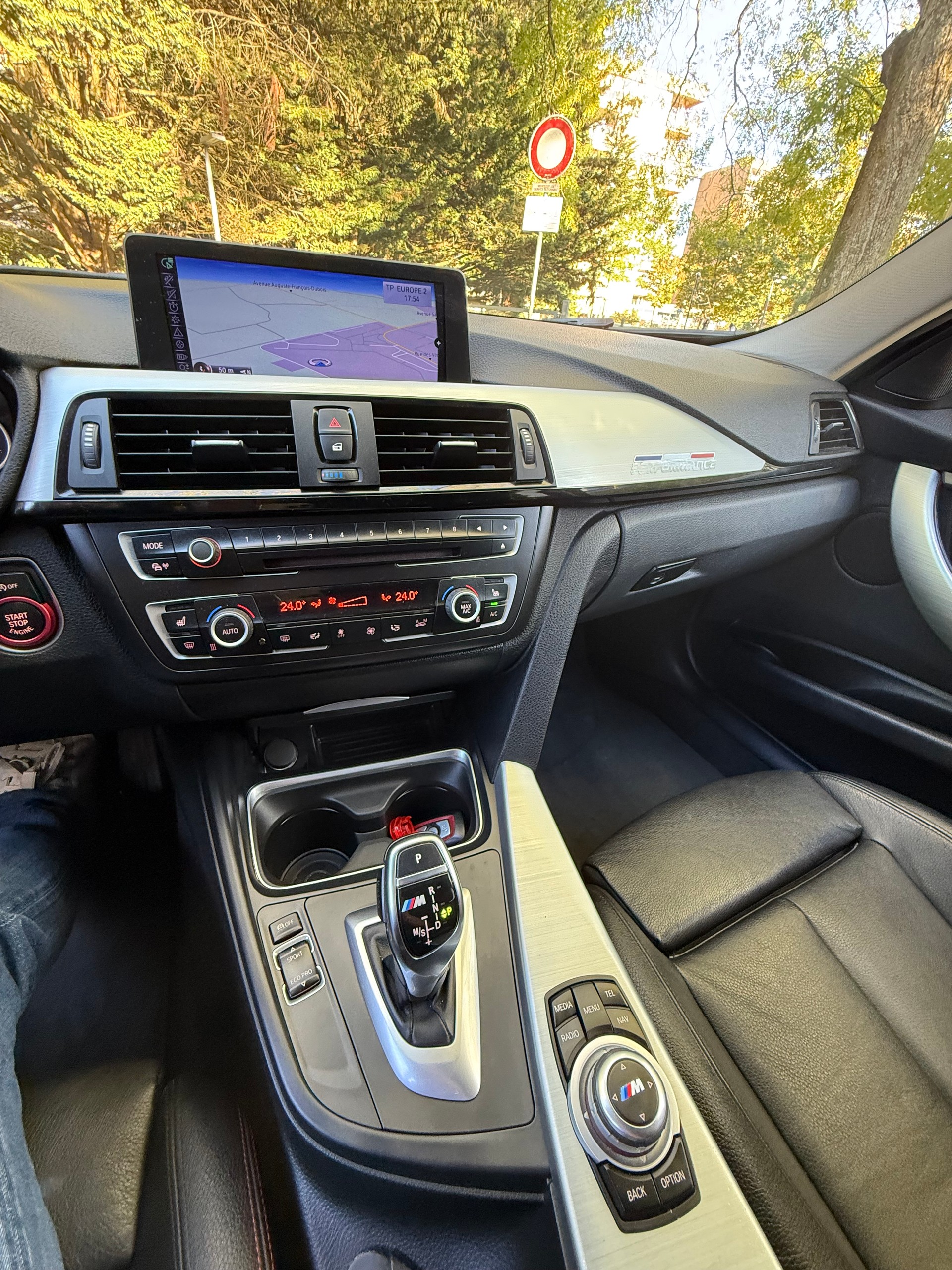 BMW 320d Touring Luxury Line Steptronic-showroom-element-3