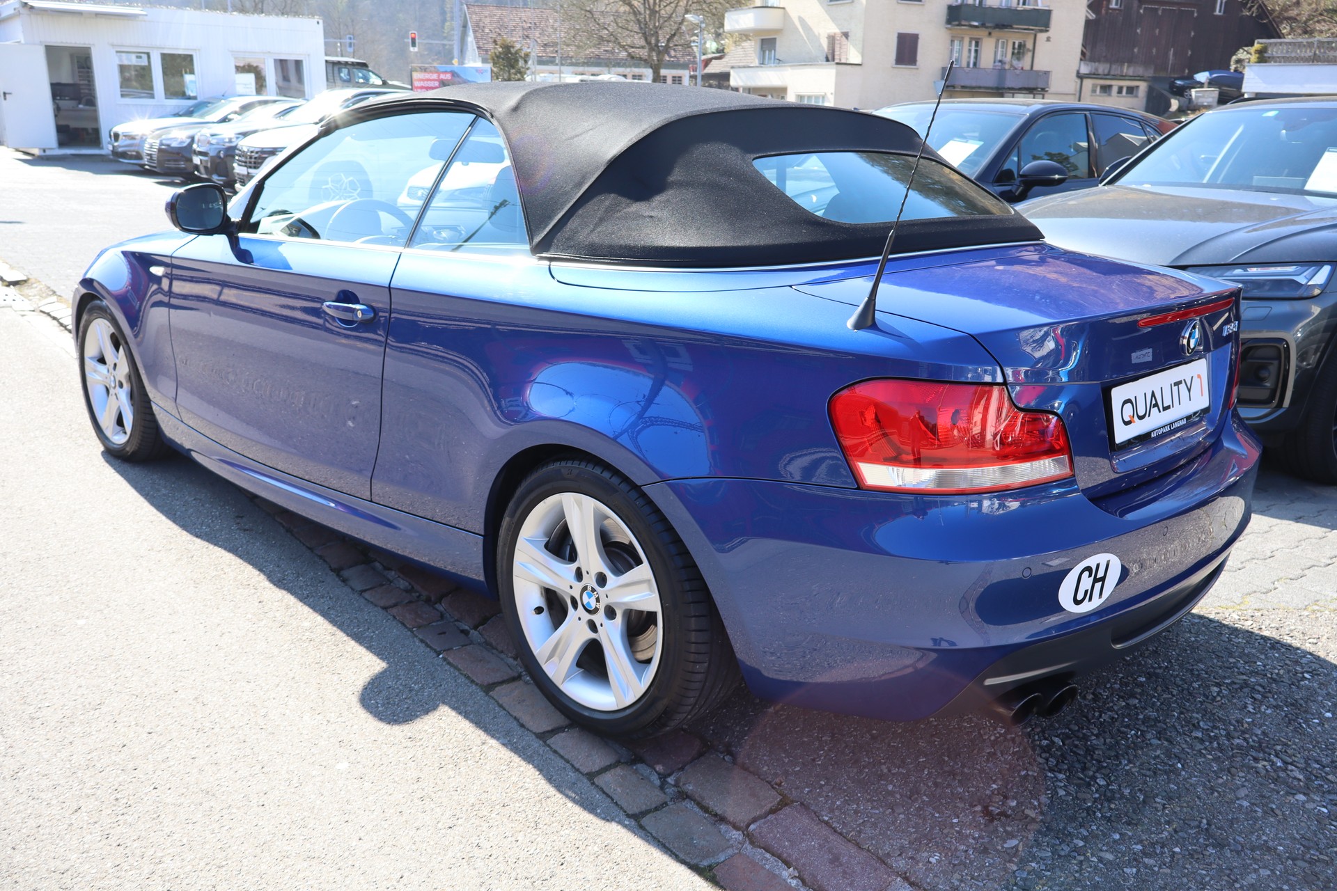 BMW 135i Cabrio DSG-showroom-element-3