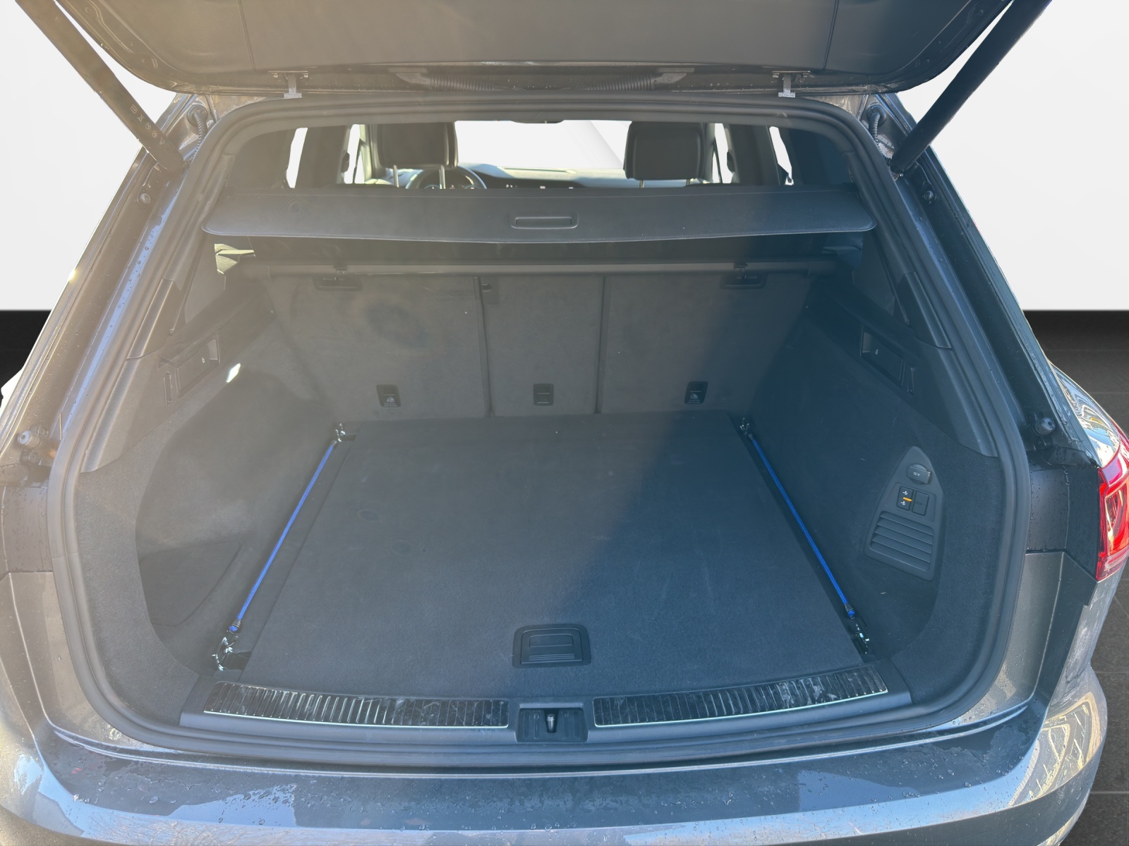 VW Touareg 3.0 TDI R-Line Tiptronic-image-15