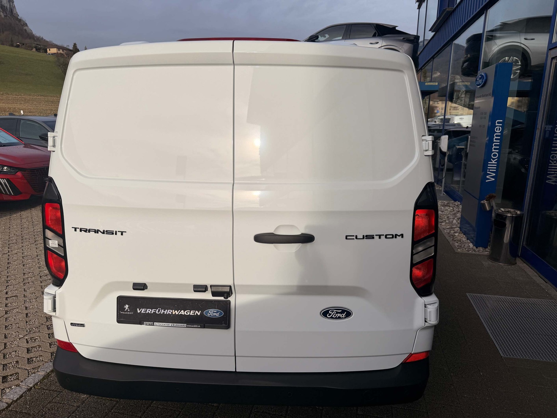 FORD Transit Custom Van 320 L2 2.5 Duratec 233 Trend PHEV-image-5