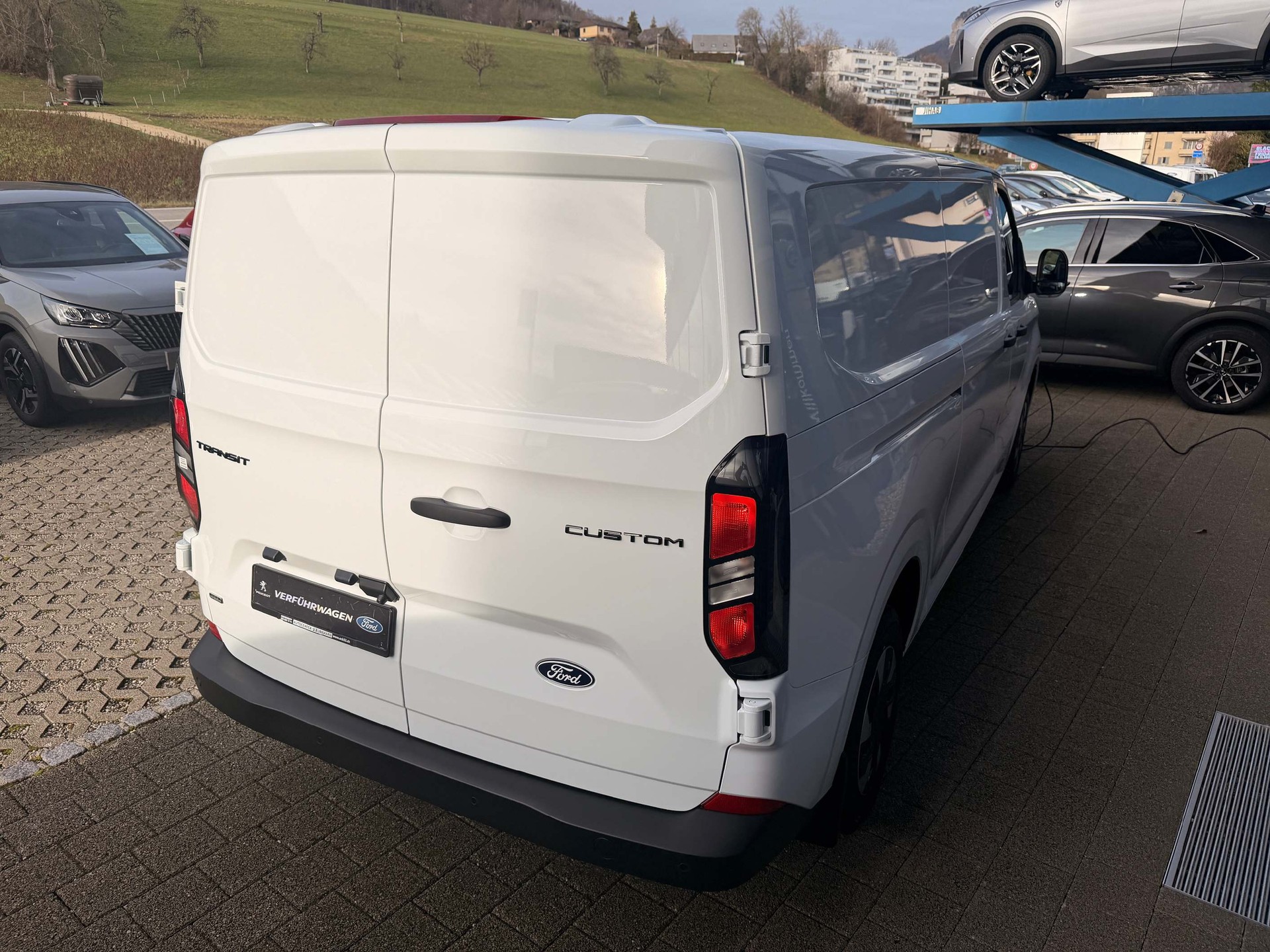 FORD Transit Custom Van 320 L2 2.5 Duratec 233 Trend PHEV-image-4
