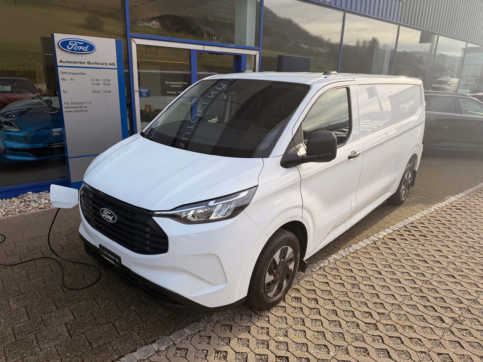 FORD Transit Custom Van 320 L2 2.5 Duratec 233 Trend PHEV-showroom-element-1