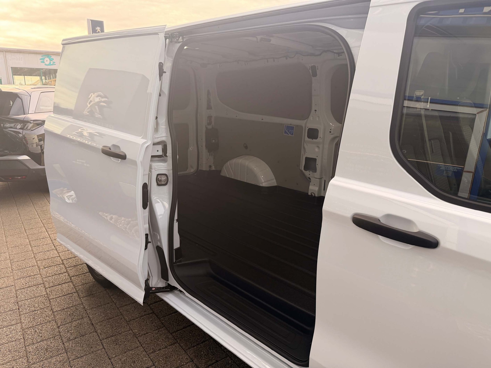 FORD Transit Custom Van 320 L2 2.5 Duratec 233 Trend PHEV-image-8