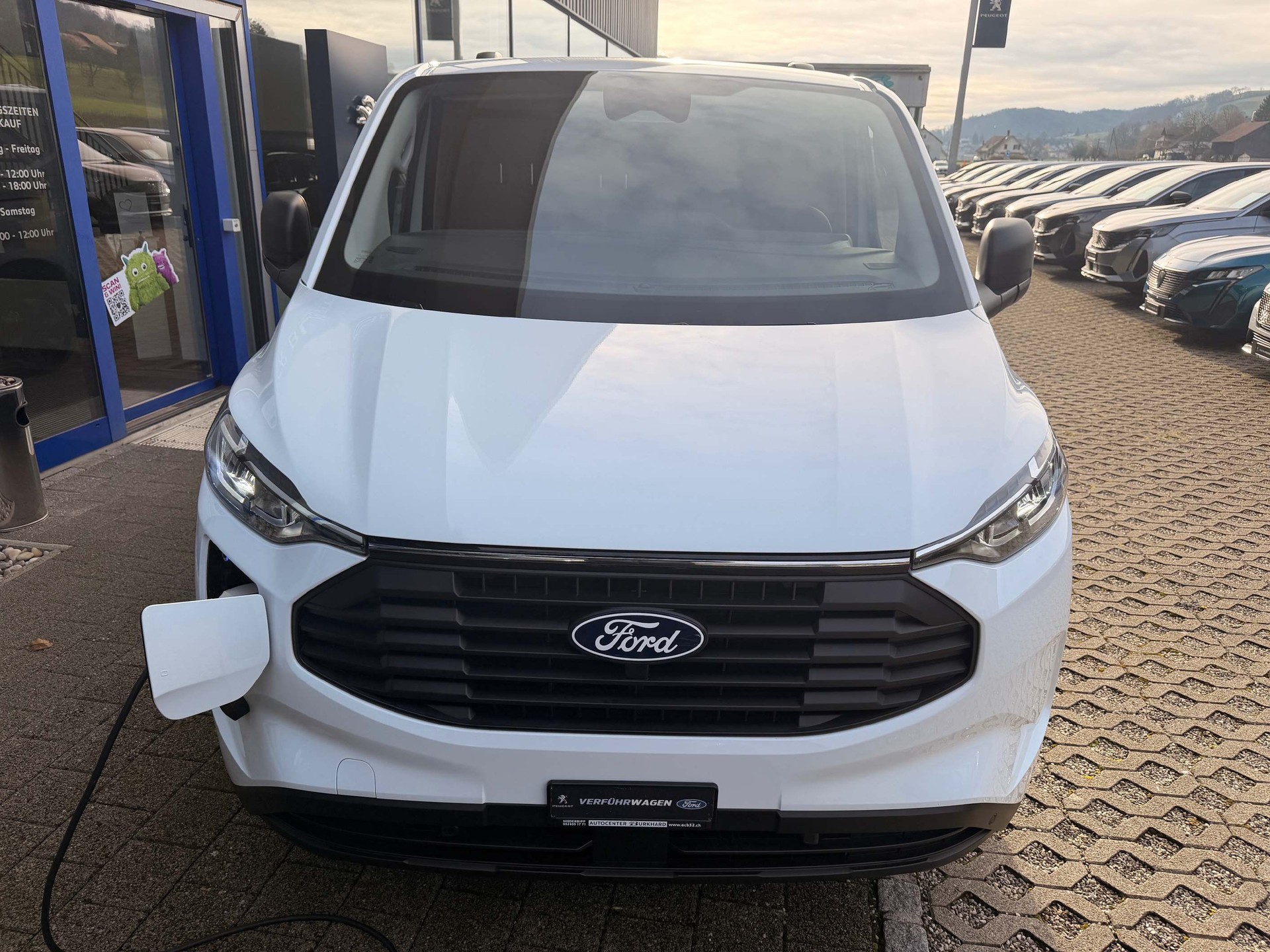 FORD Transit Custom Van 320 L2 2.5 Duratec 233 Trend PHEV-showroom-element-2