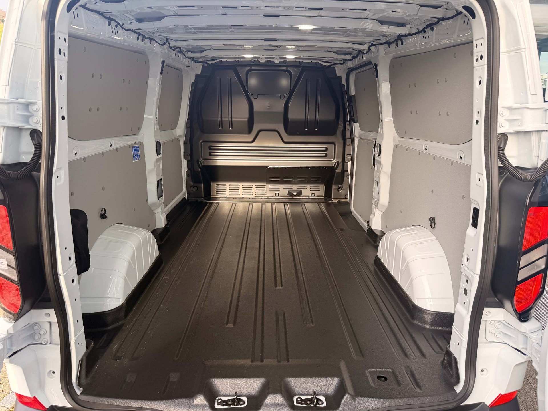 FORD Transit Custom Van 320 L2 2.5 Duratec 233 Trend PHEV-image-7