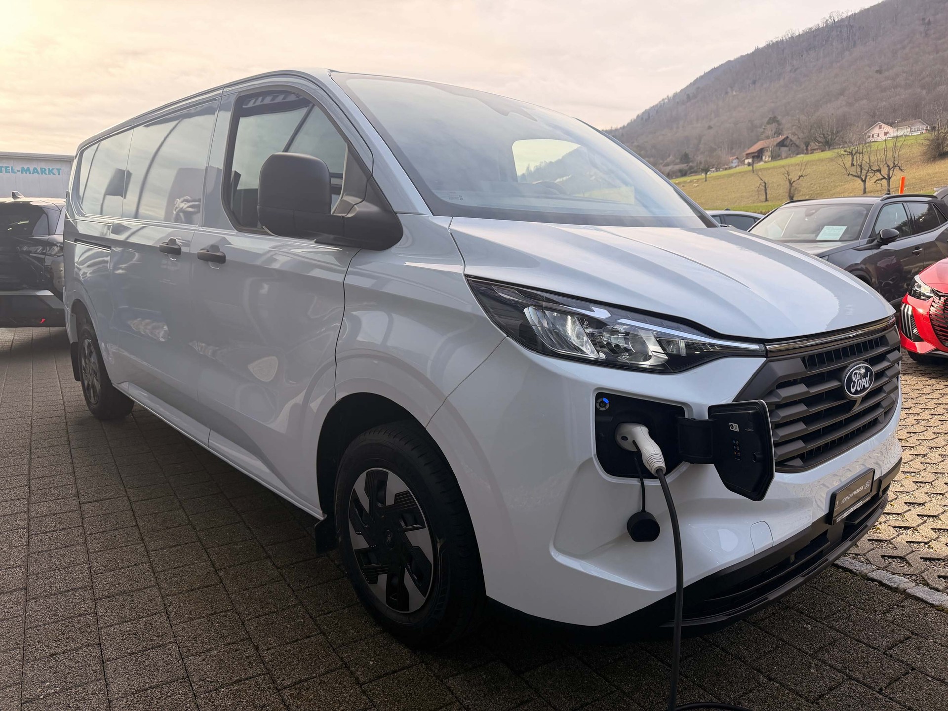 FORD Transit Custom Van 320 L2 2.5 Duratec 233 Trend PHEV-showroom-element-3