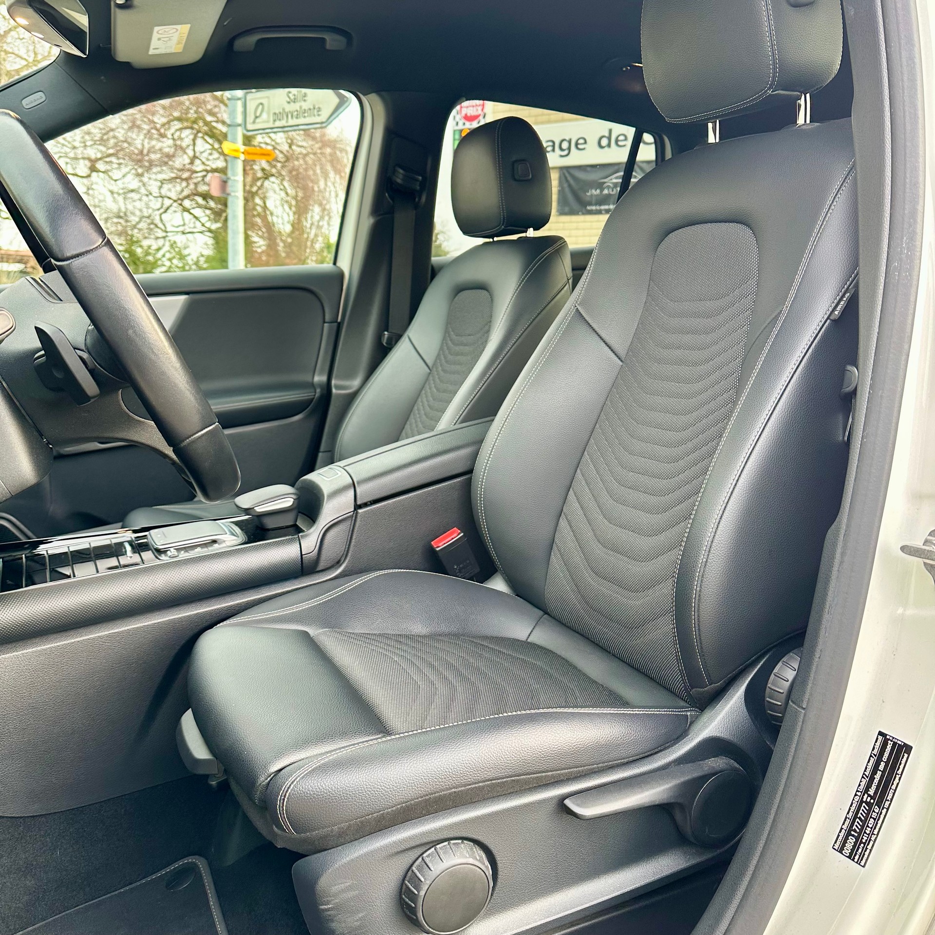 MERCEDES-BENZ GLA 200 Style 7G-DCT-image-12
