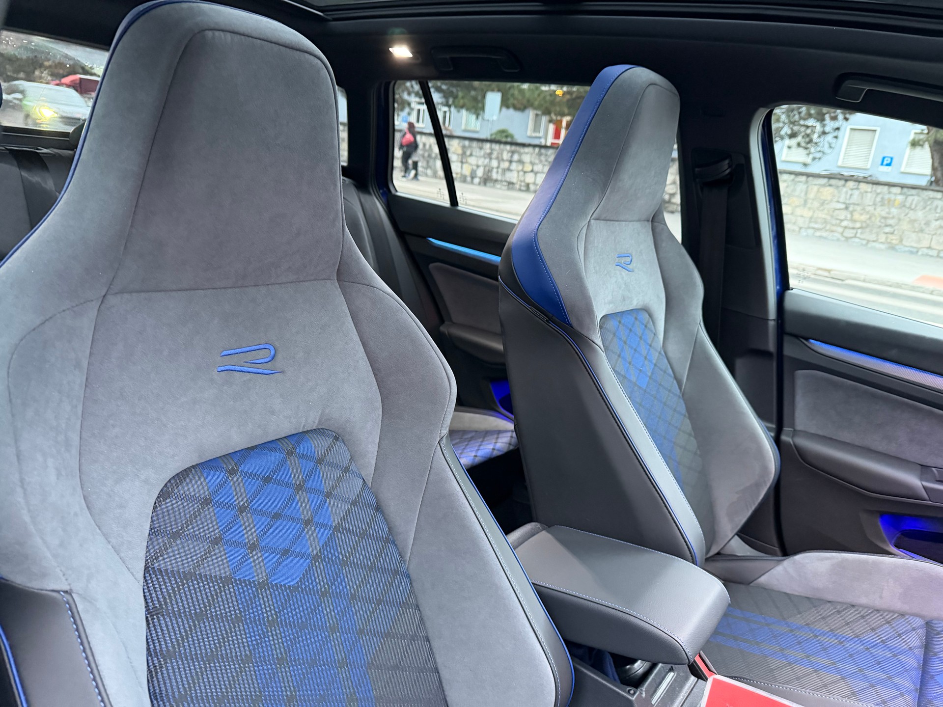 VW Golf Variant 2.0 TSI R DSG 4 Motion-image-18
