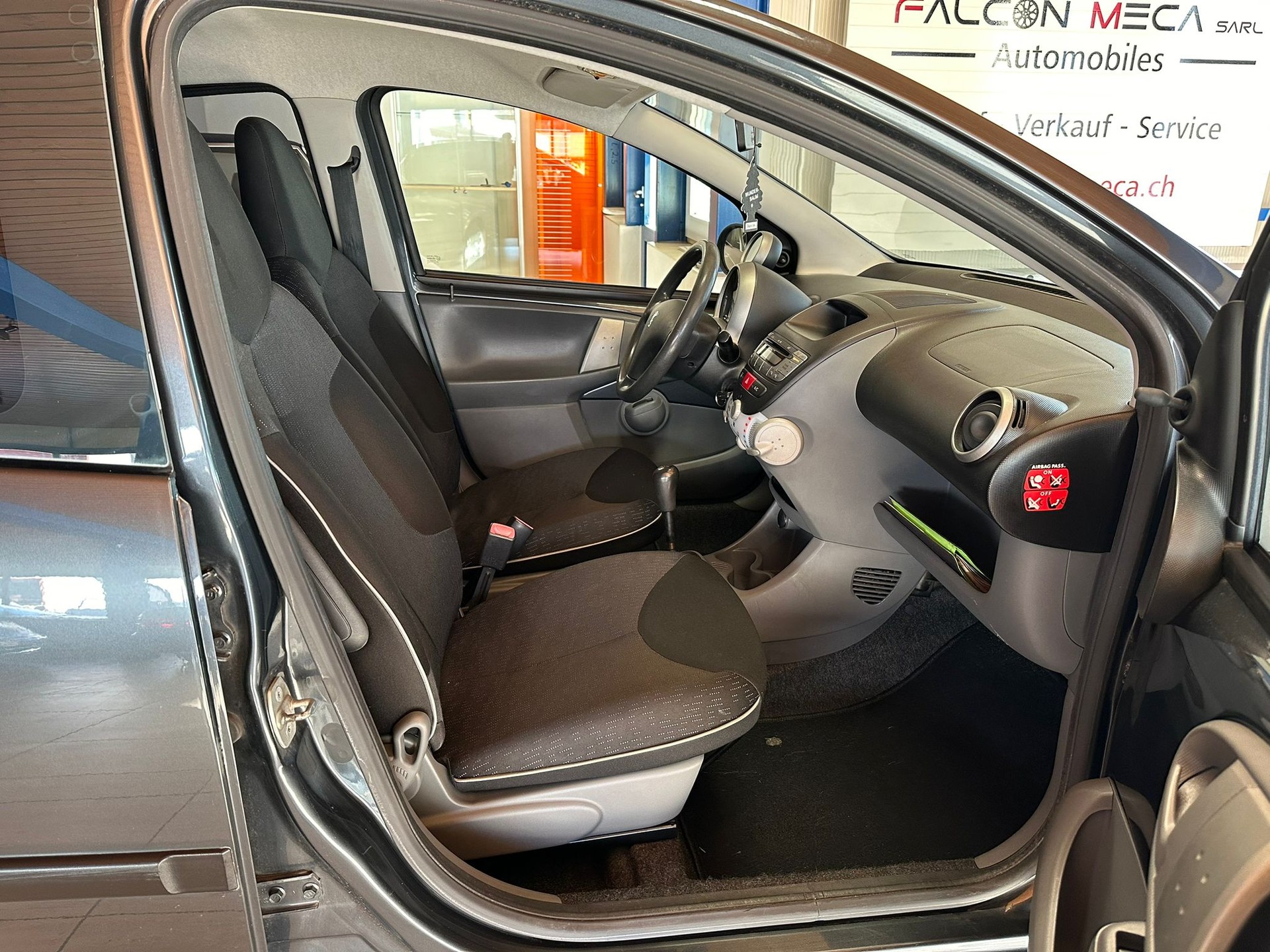 PEUGEOT 107 1.0 Urban-image-11
