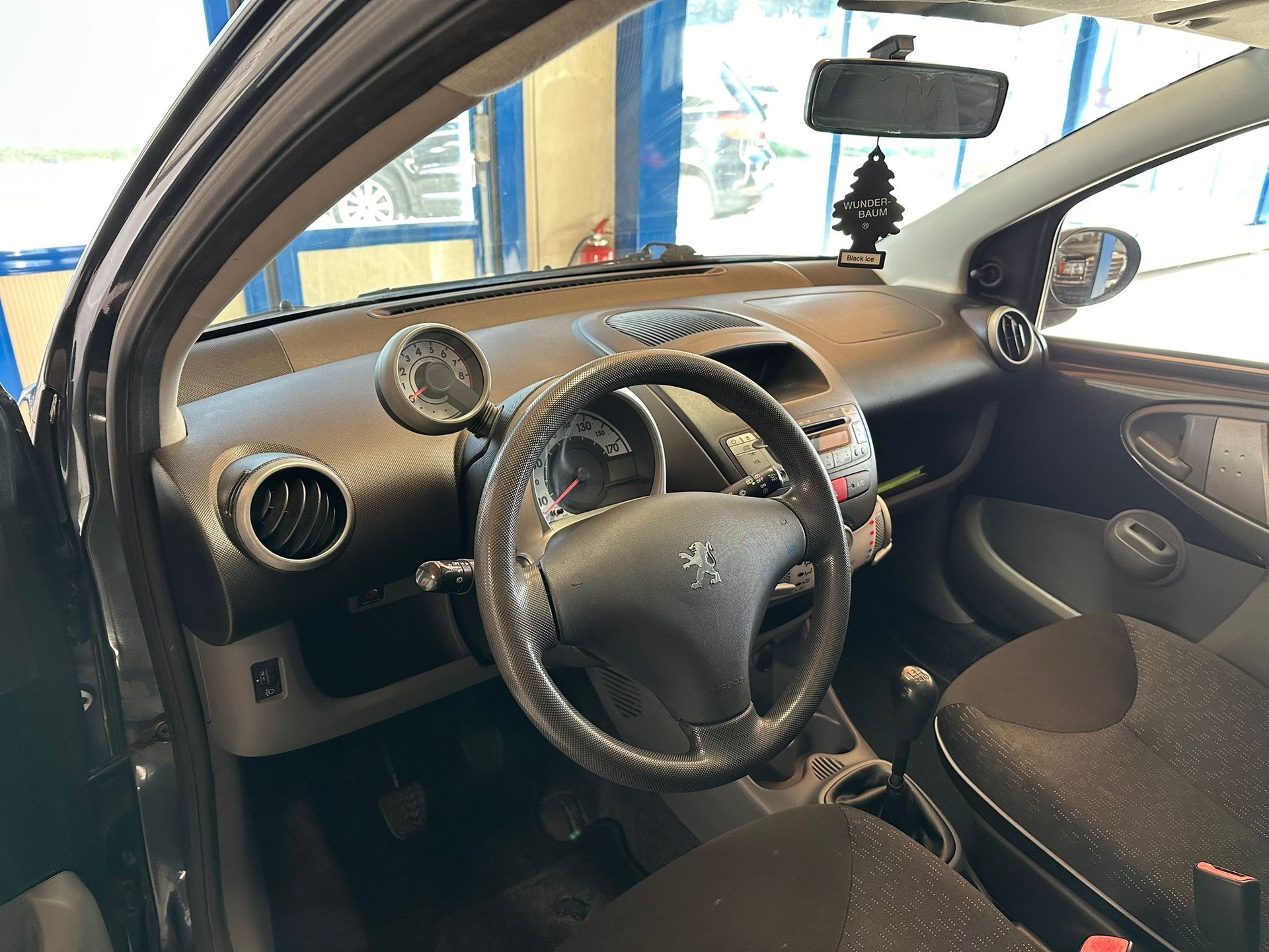 PEUGEOT 107 1.0 Urban-image-8