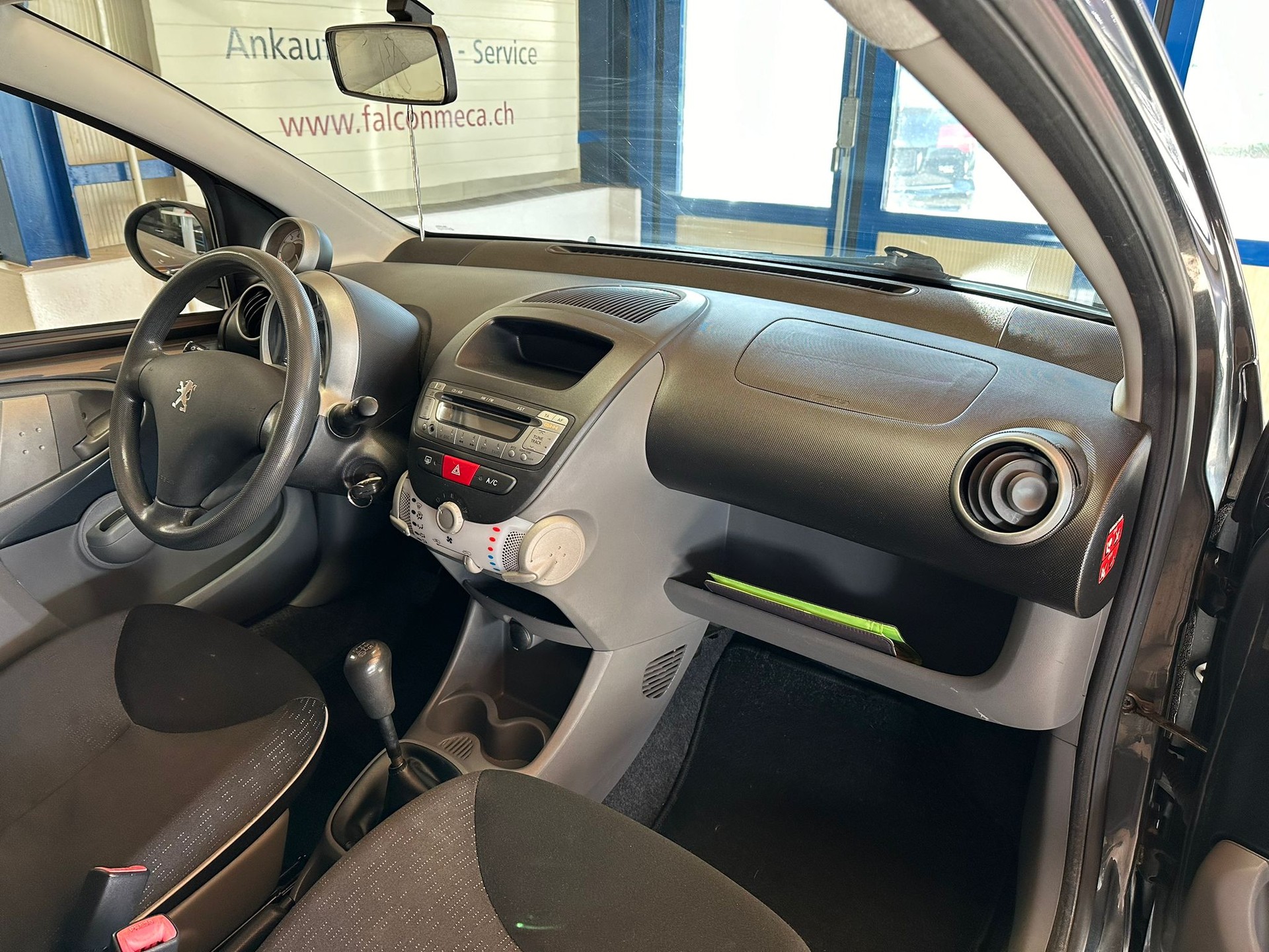PEUGEOT 107 1.0 Urban-image-10