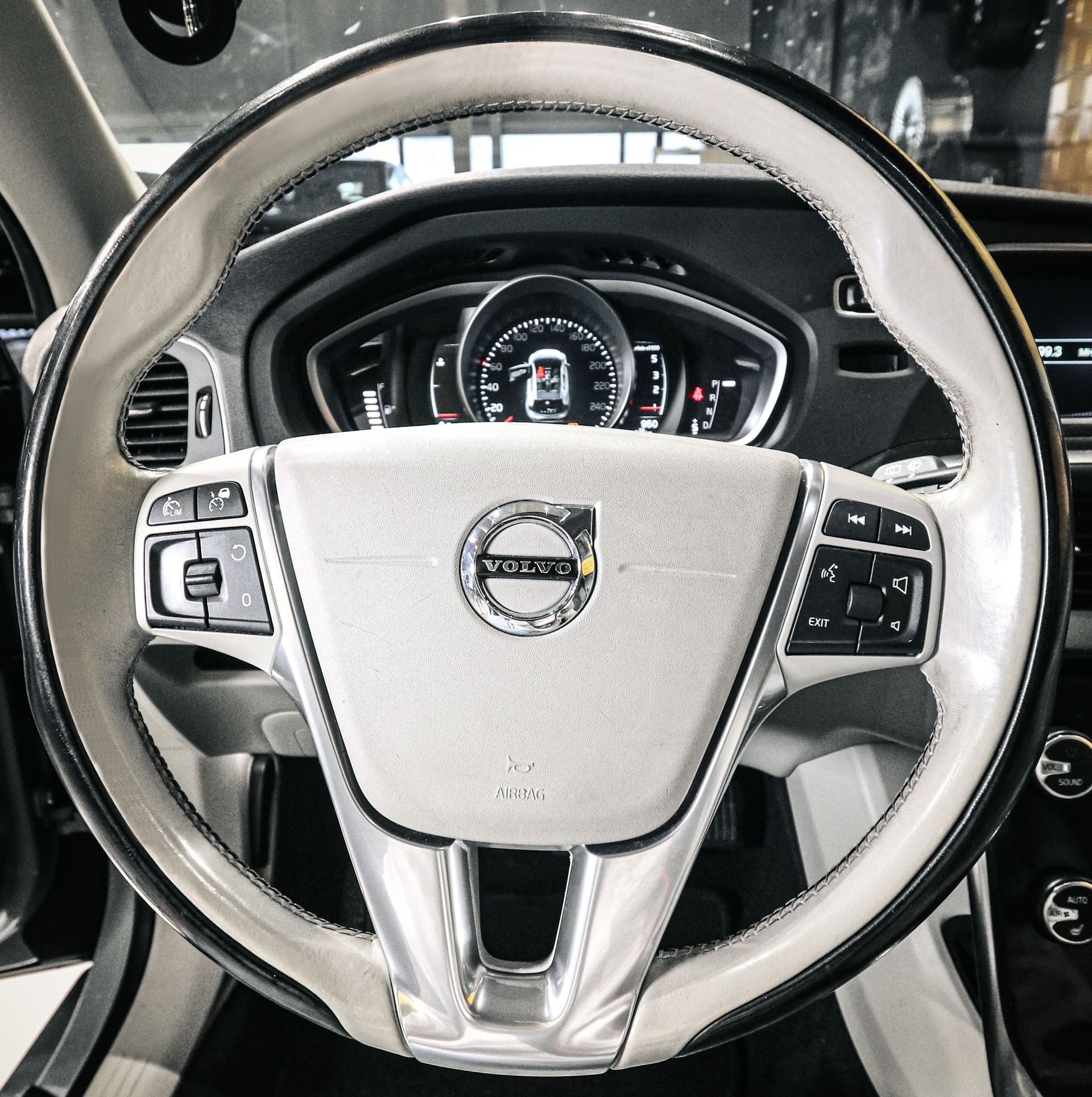VOLVO V40 D4 Momentum Geartronic-image-13