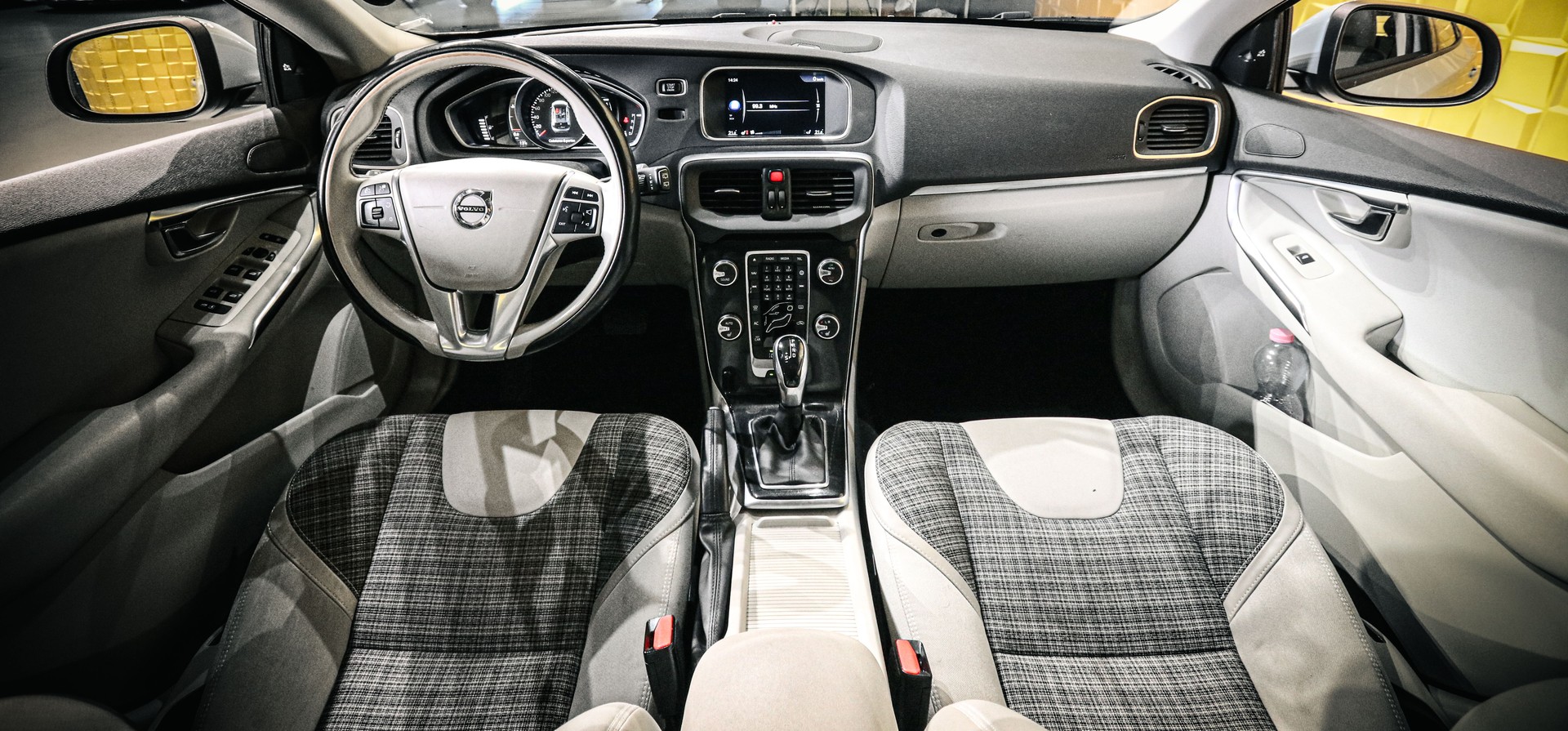 VOLVO V40 D4 Momentum Geartronic-image-12