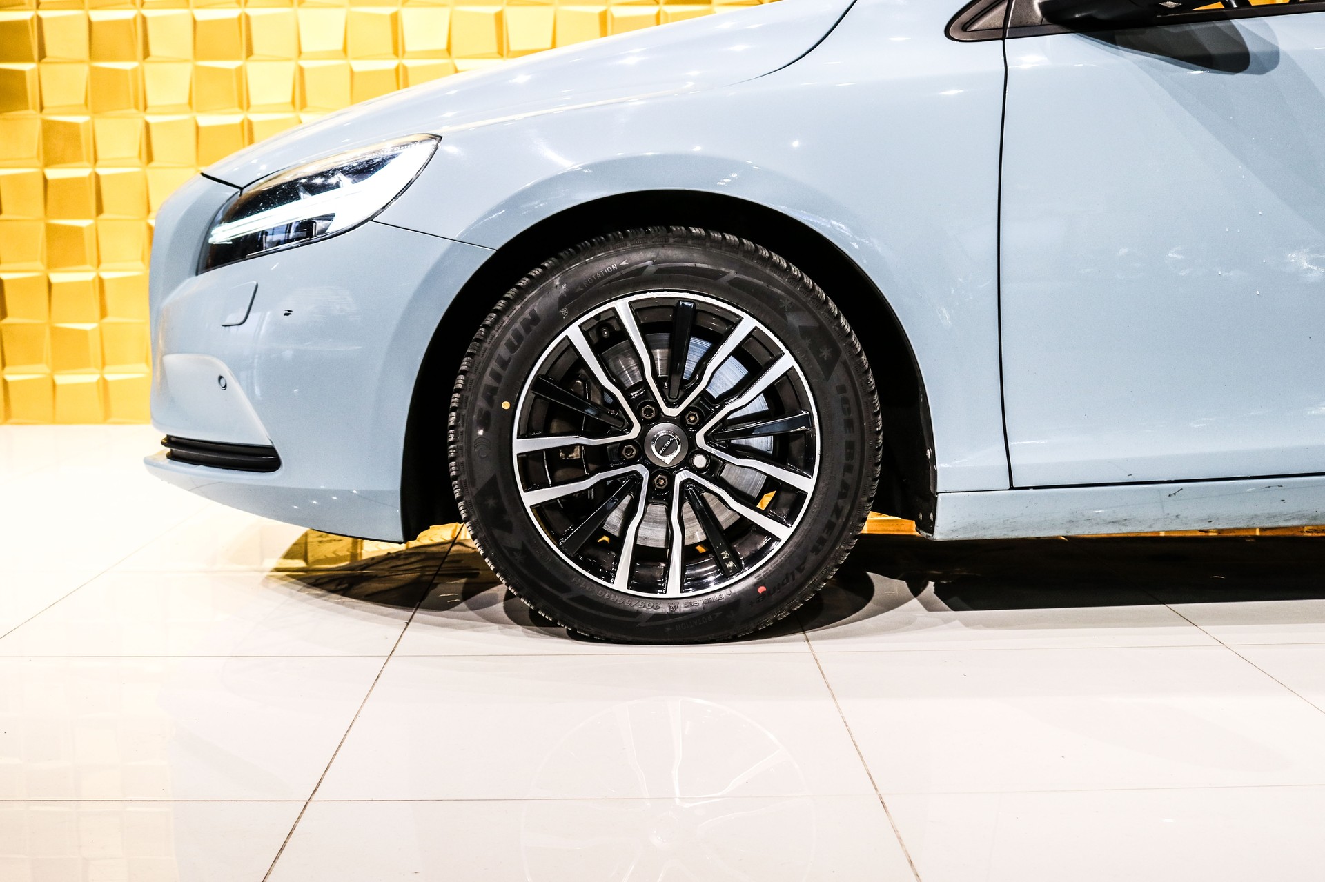 VOLVO V40 D4 Momentum Geartronic-image-8