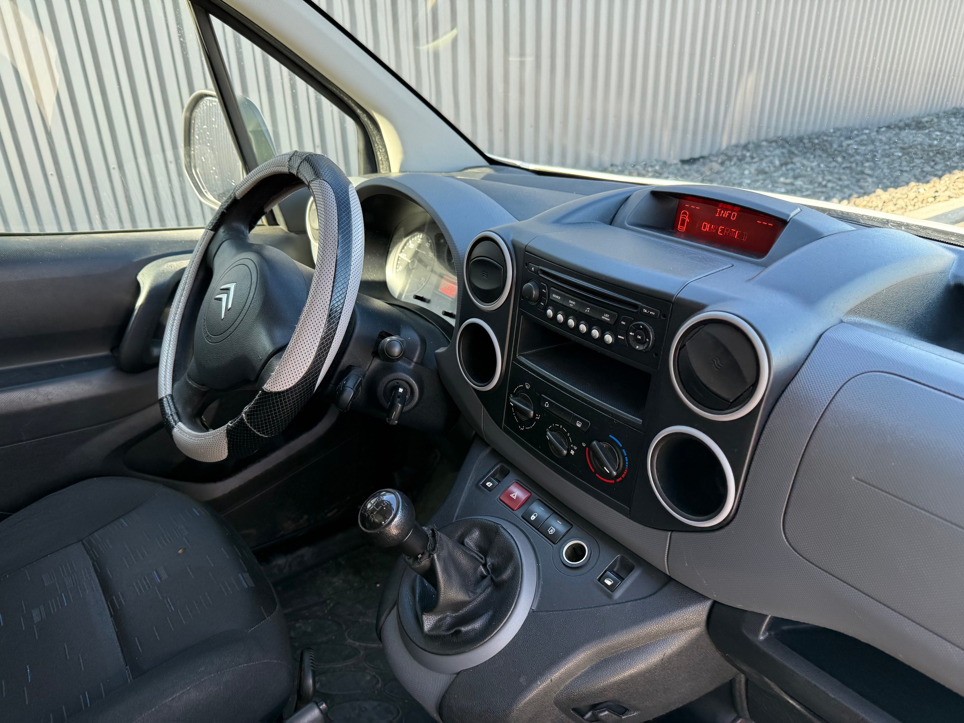CITROEN Berlingo 1.6i ESSENCE CHARGÉ 700 kg-image-9