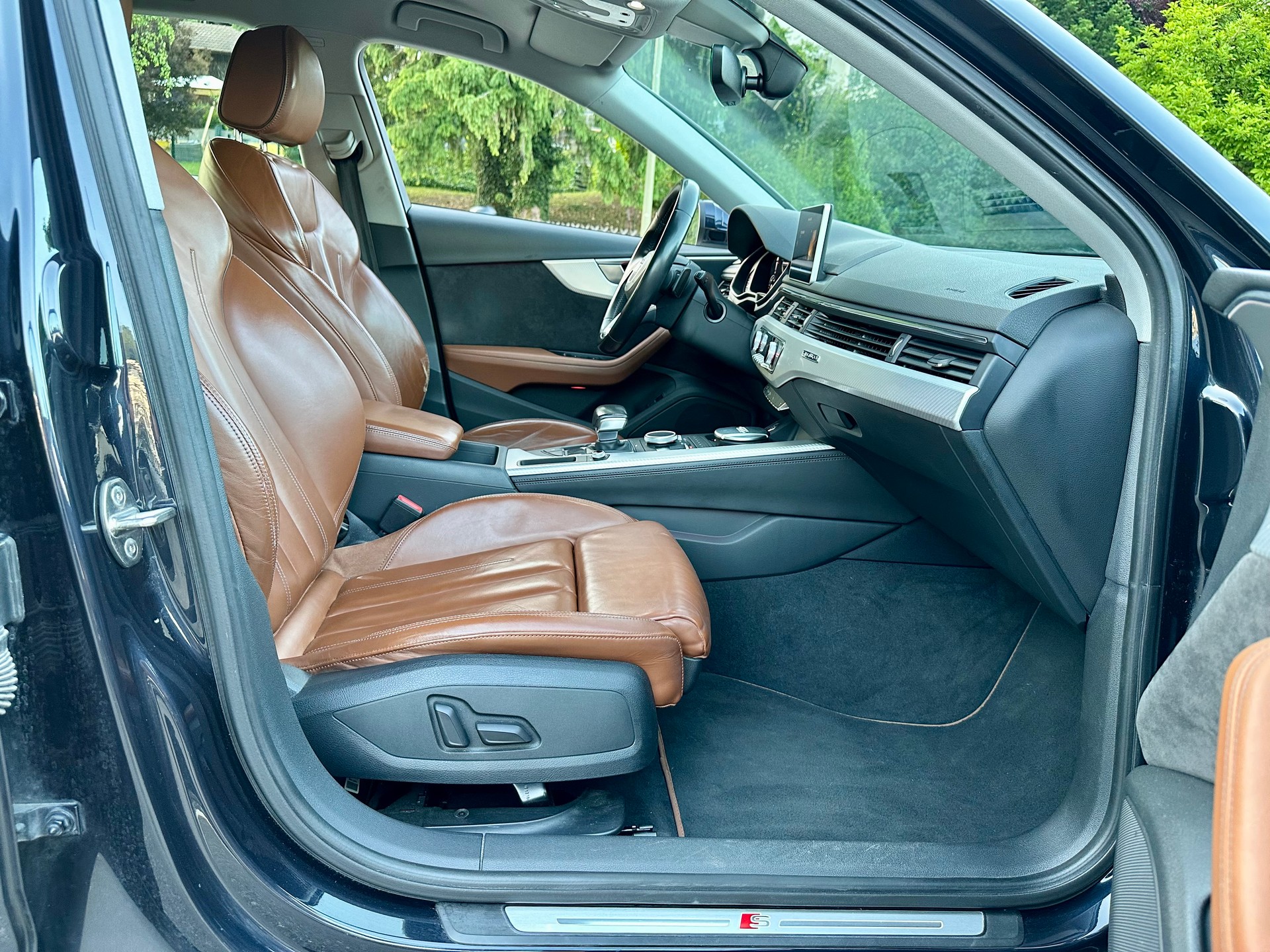 AUDI A4 Avant 3.0 TDI Design quattro tiptronic-image-11