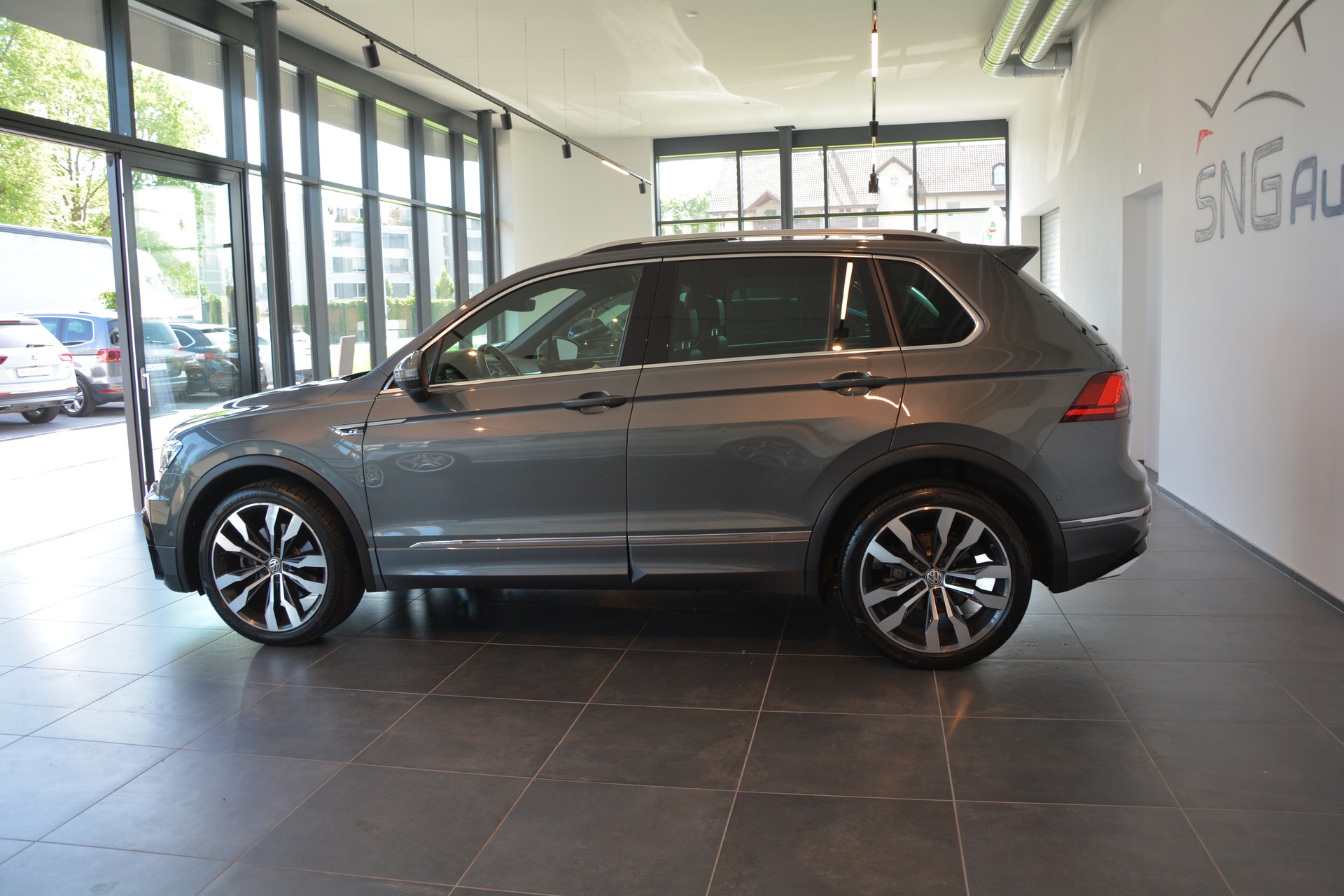 VW Tiguan 2.0 TDI SCR Highline 4Motion DSG R-Line-showroom-element-2