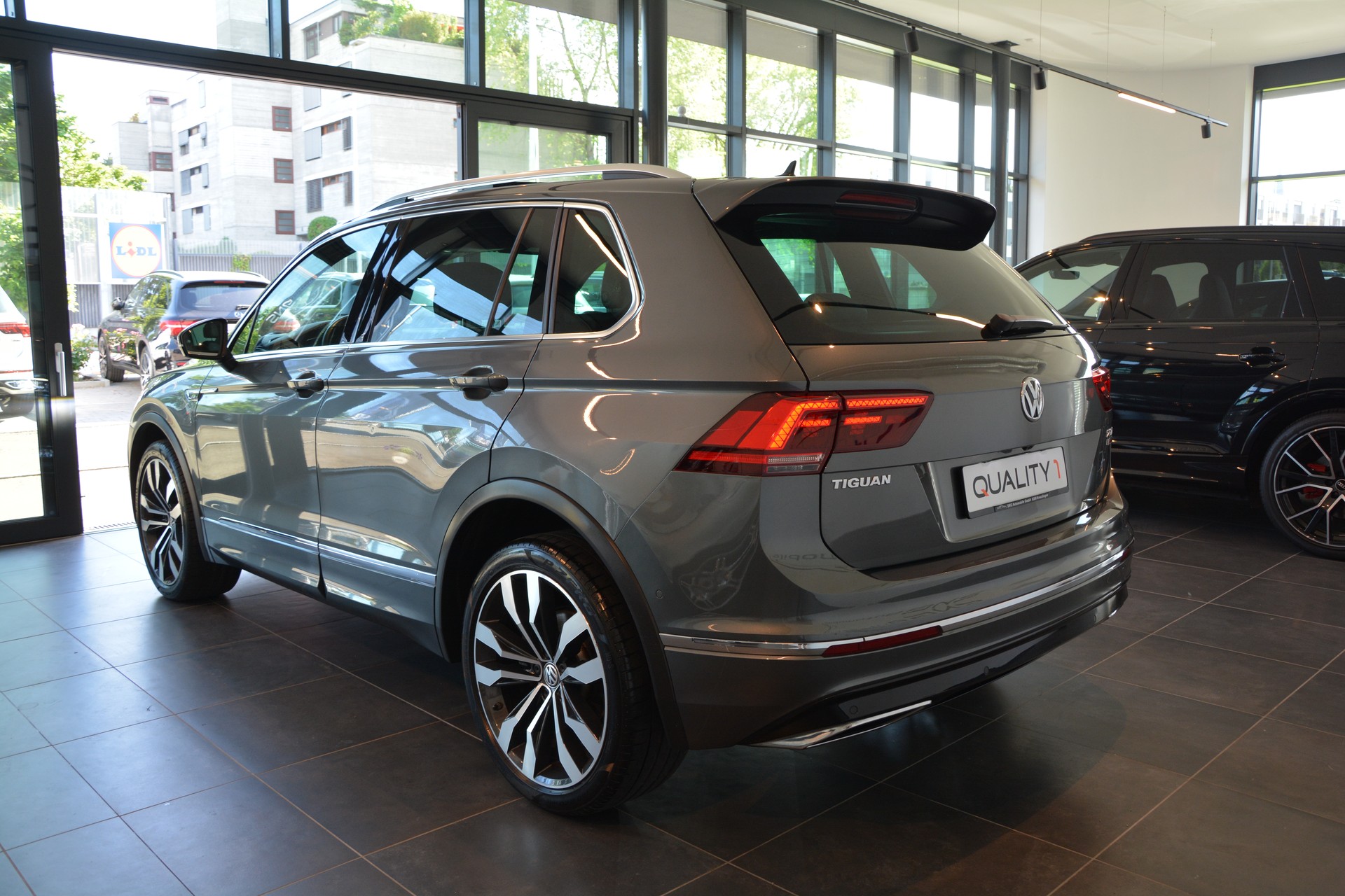 VW Tiguan 2.0 TDI SCR Highline 4Motion DSG R-Line-showroom-element-3