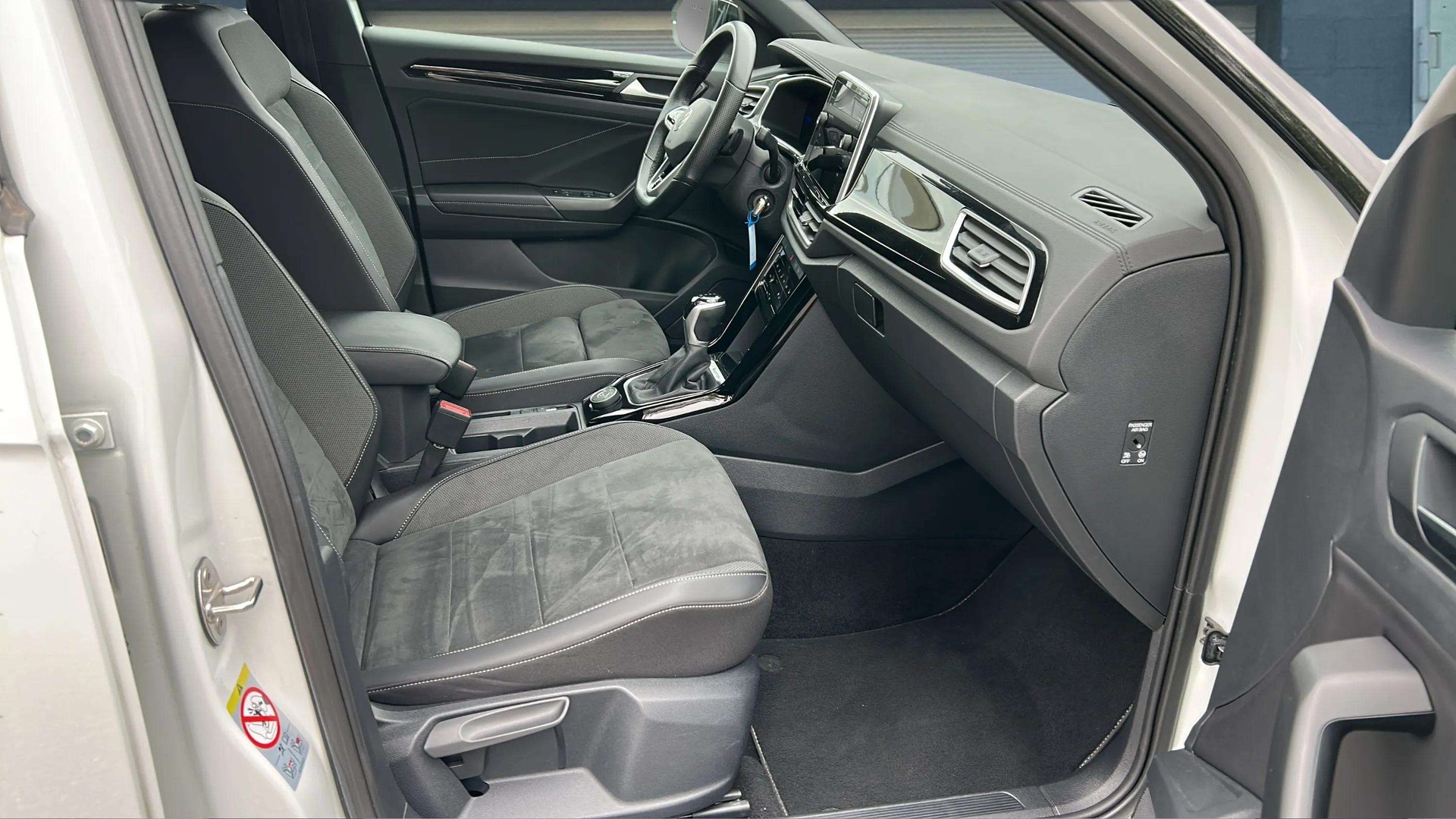 VW T-Roc 2.0 TSI R-Line DSG 4Motion mit AHK & Werksgarantie-image-11