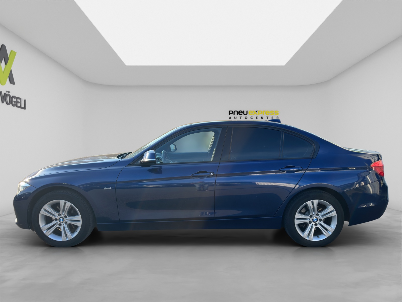 BMW 320d xDrive-showroom-element-2