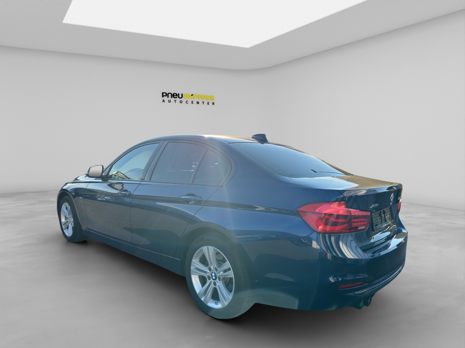 BMW 320d xDrive-showroom-element-3