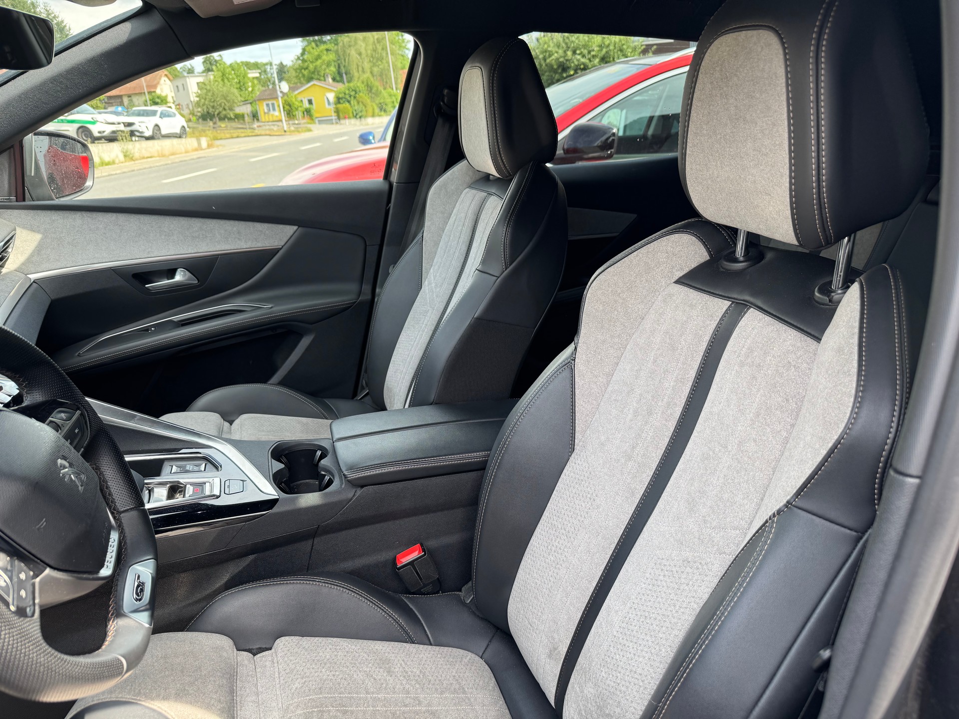 PEUGEOT 3008 300e Hybrid4 GT EAT8-image-7