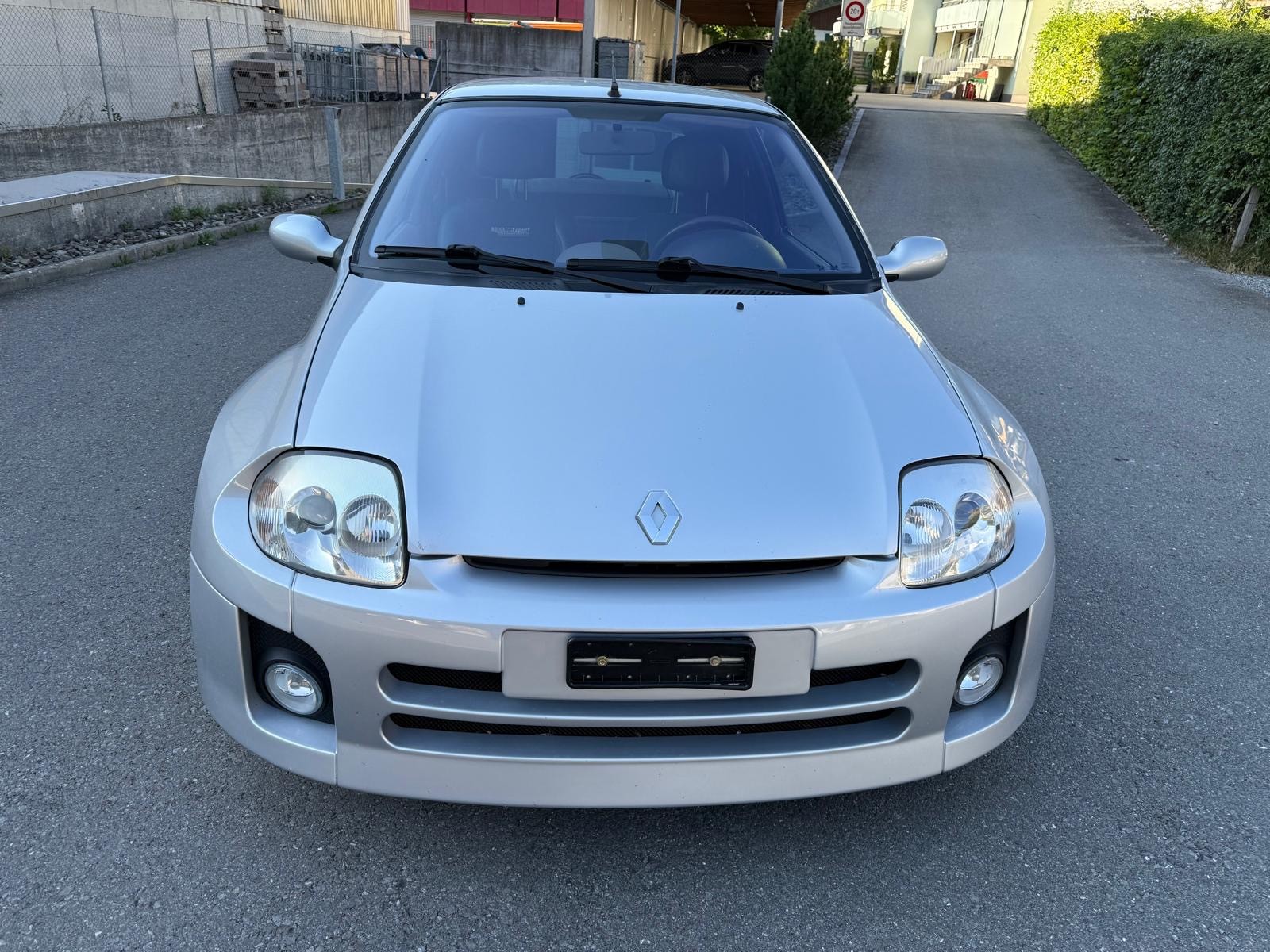 RENAULT Clio 3.0 V6-image-5