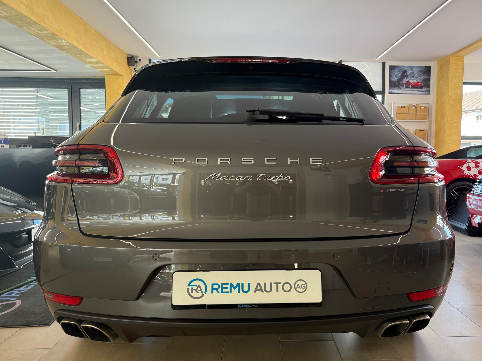 PORSCHE Macan Turbo PDK-showroom-element-3
