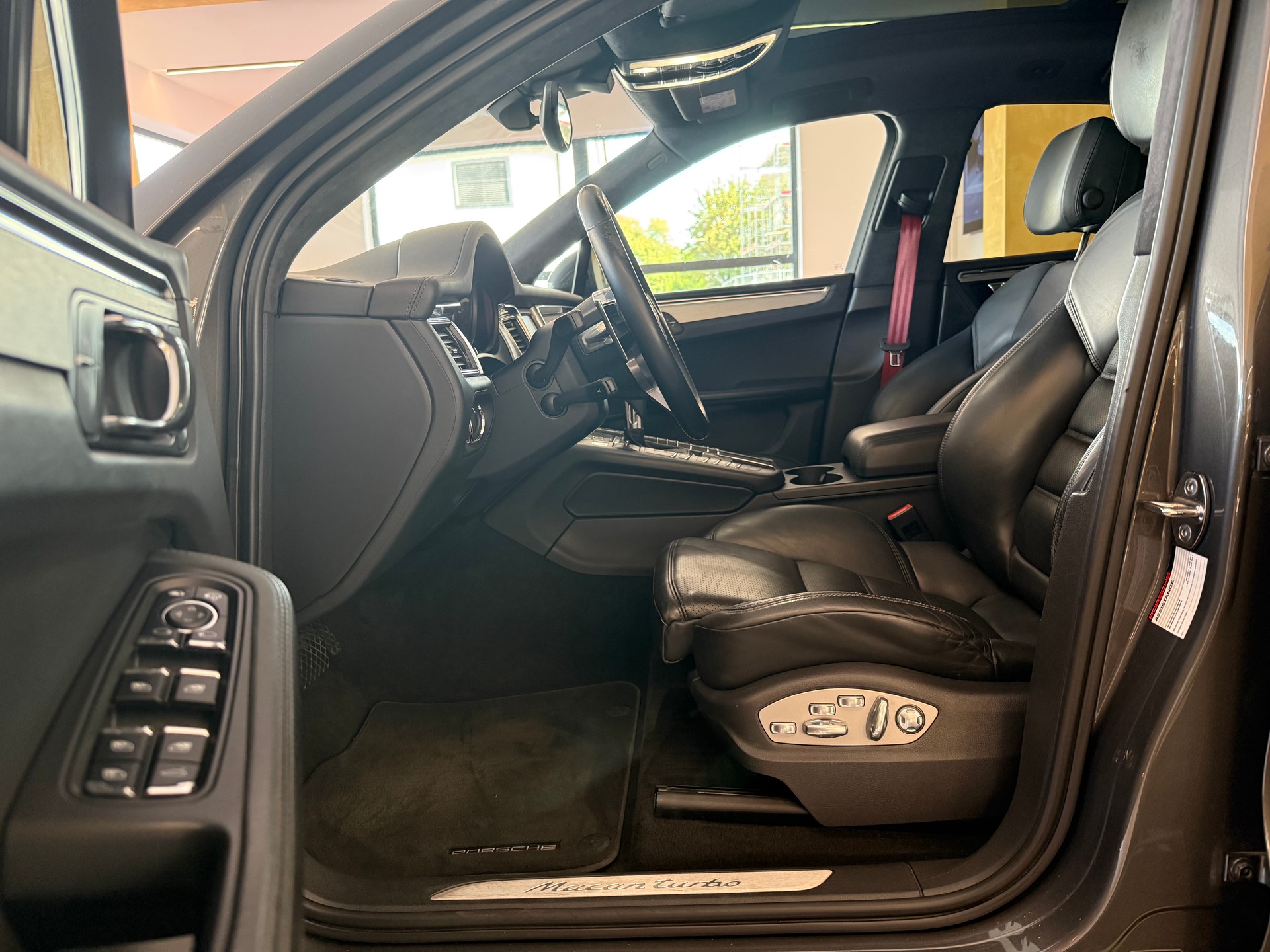 PORSCHE Macan Turbo PDK-image-10