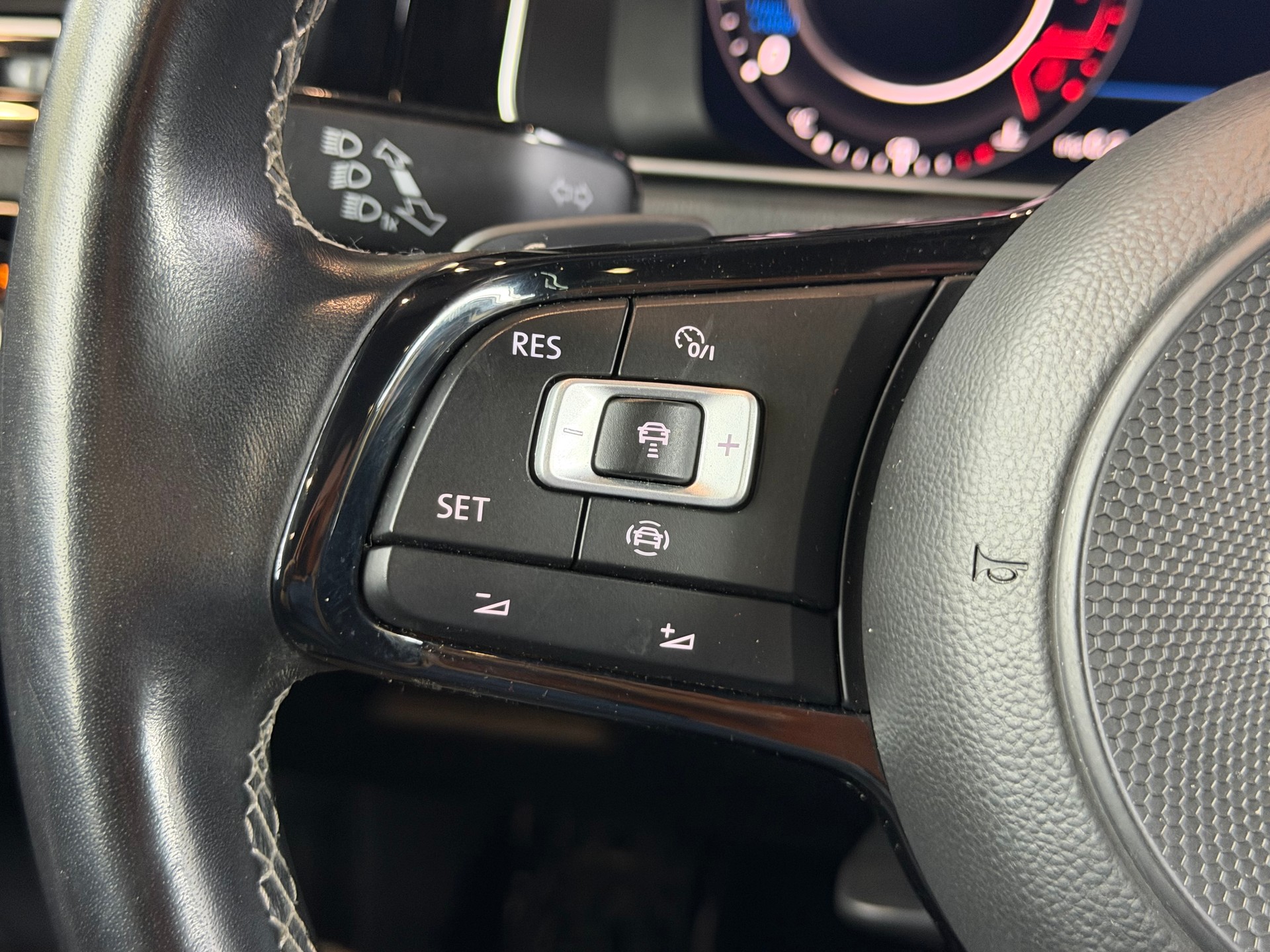VW Golf 2.0 TSI R 4Motion DSG-image-22