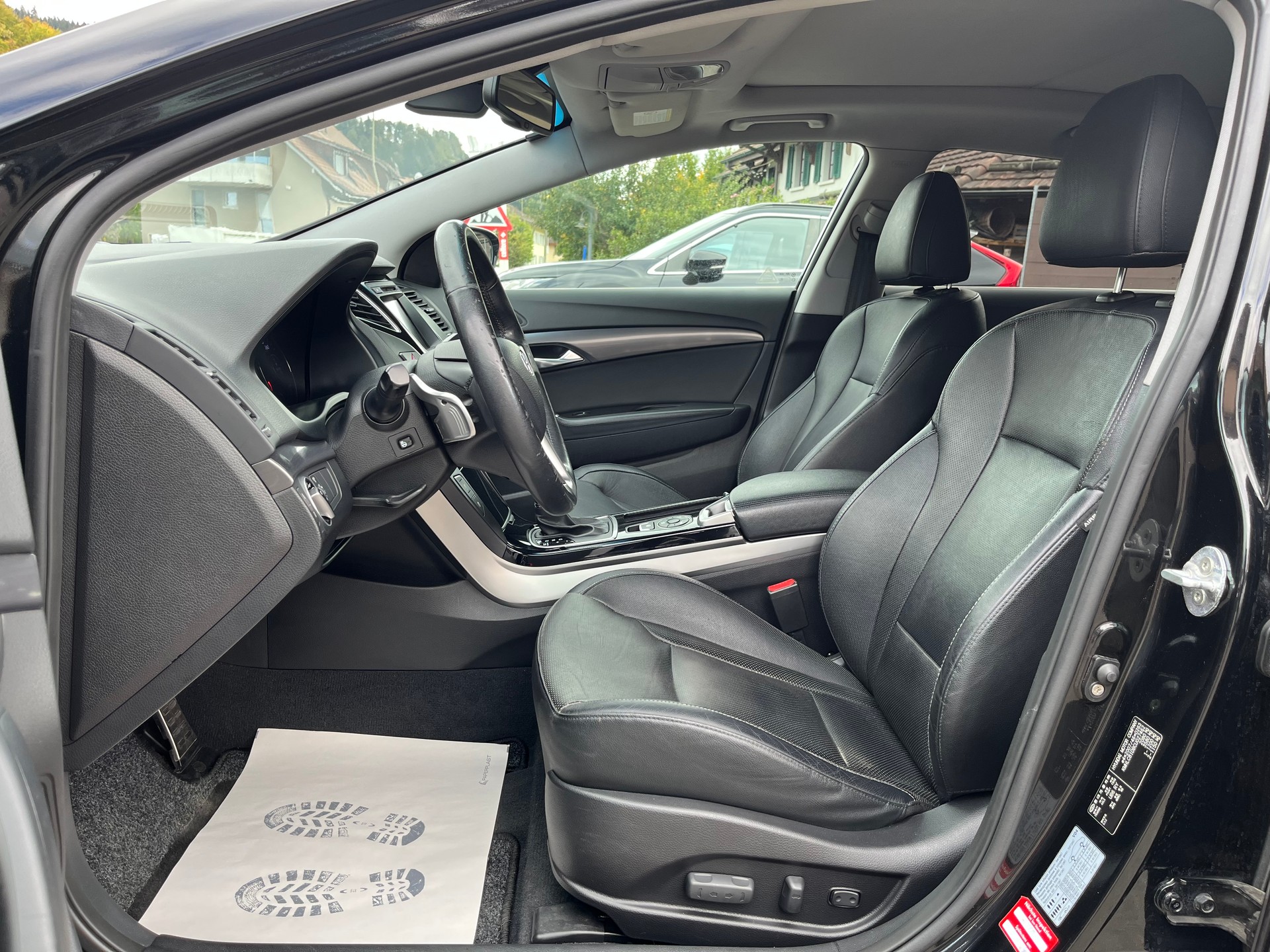 HYUNDAI i40 Wagon 2.0 GDi Premium Automatic / Frisch ab MFK & Service / 8-fach bereift / Vollausstattung-image-9
